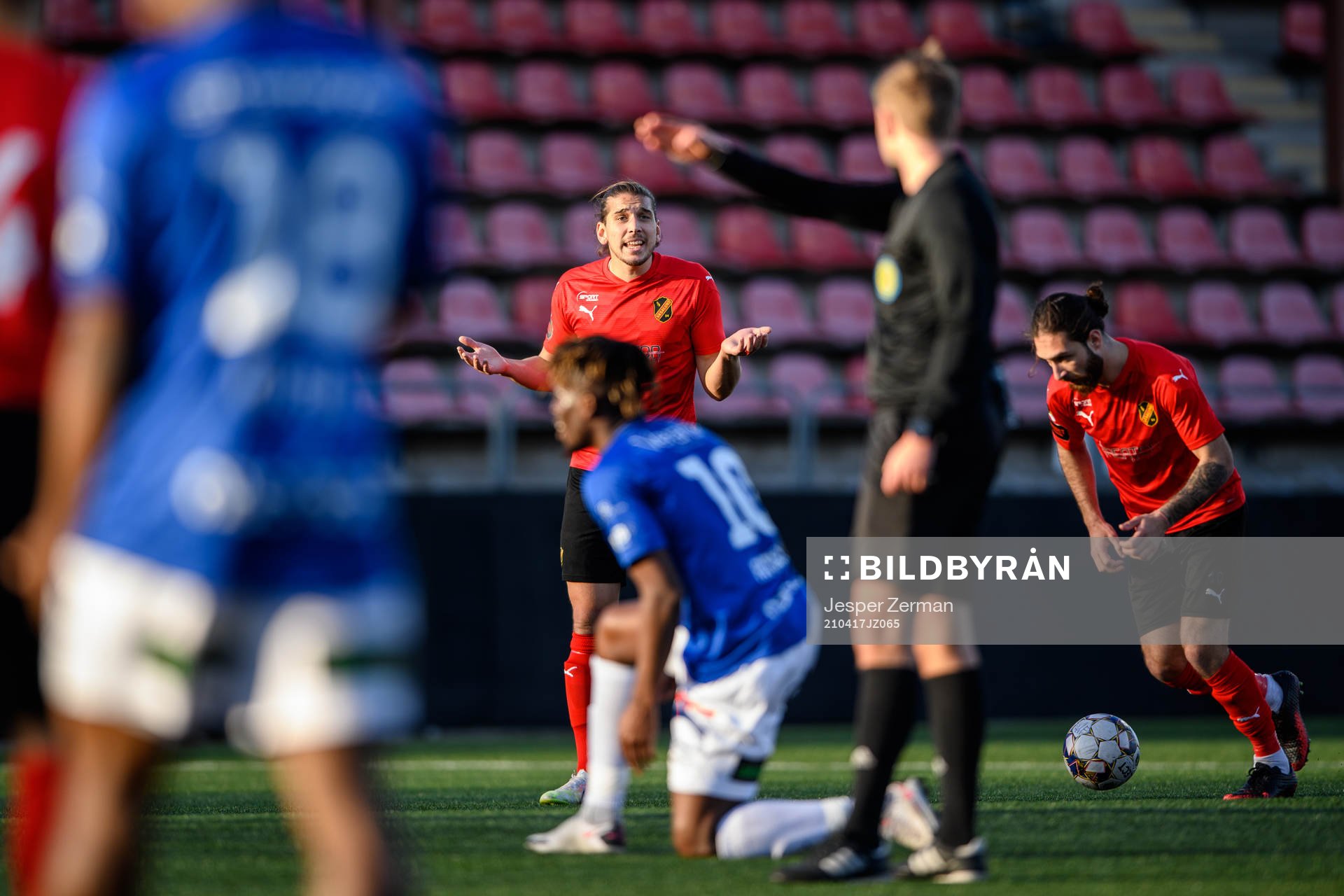 Vasalunds Nikola Vasic reagerar mot domare Richard Sundell