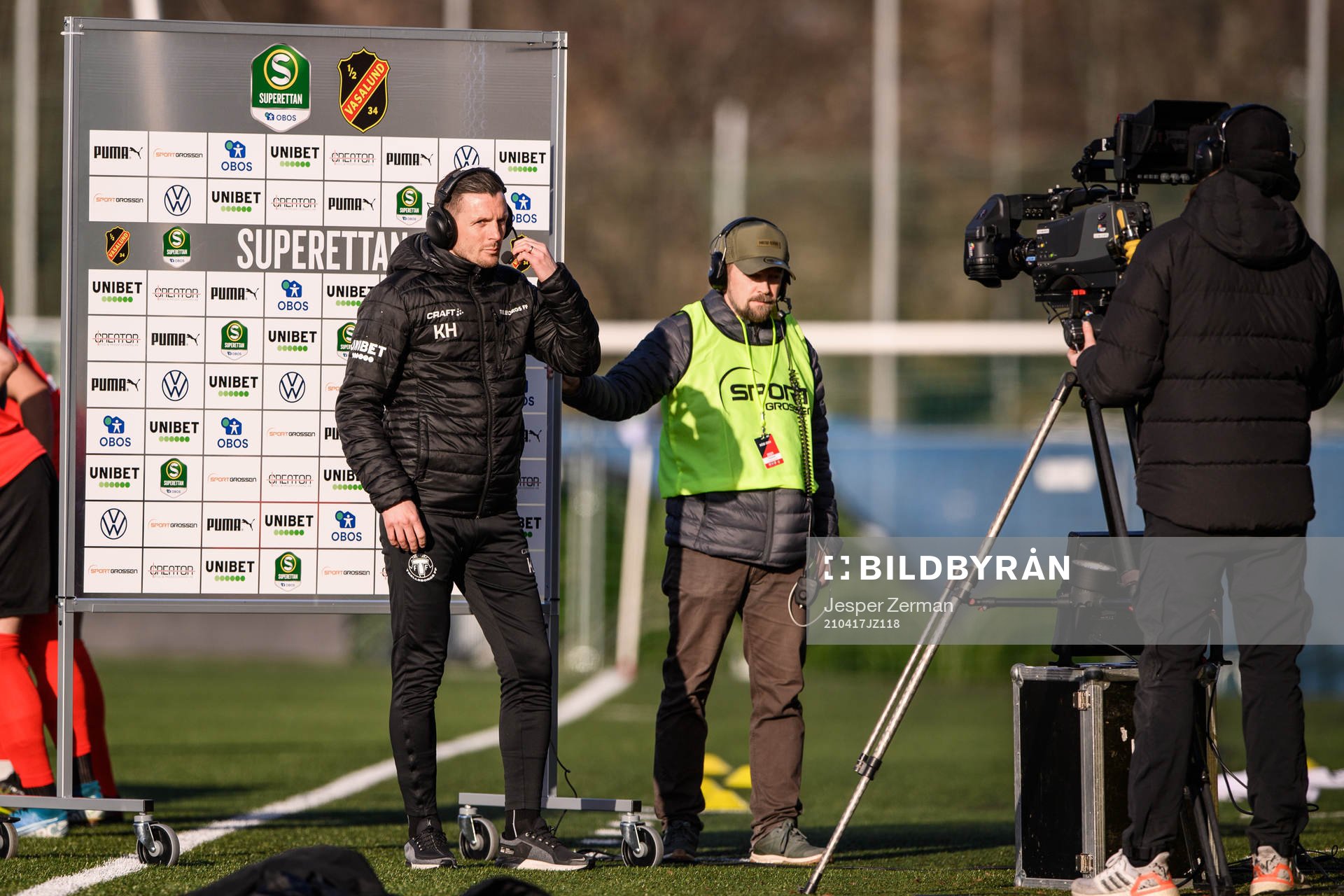Trelleborgs tränare Kristian Haynes intervjuas inför andra halvlek under fotbollsmatchen i Superettan mellan Vasalund och Trelleborg den 17 april 2021 i Stockholm.