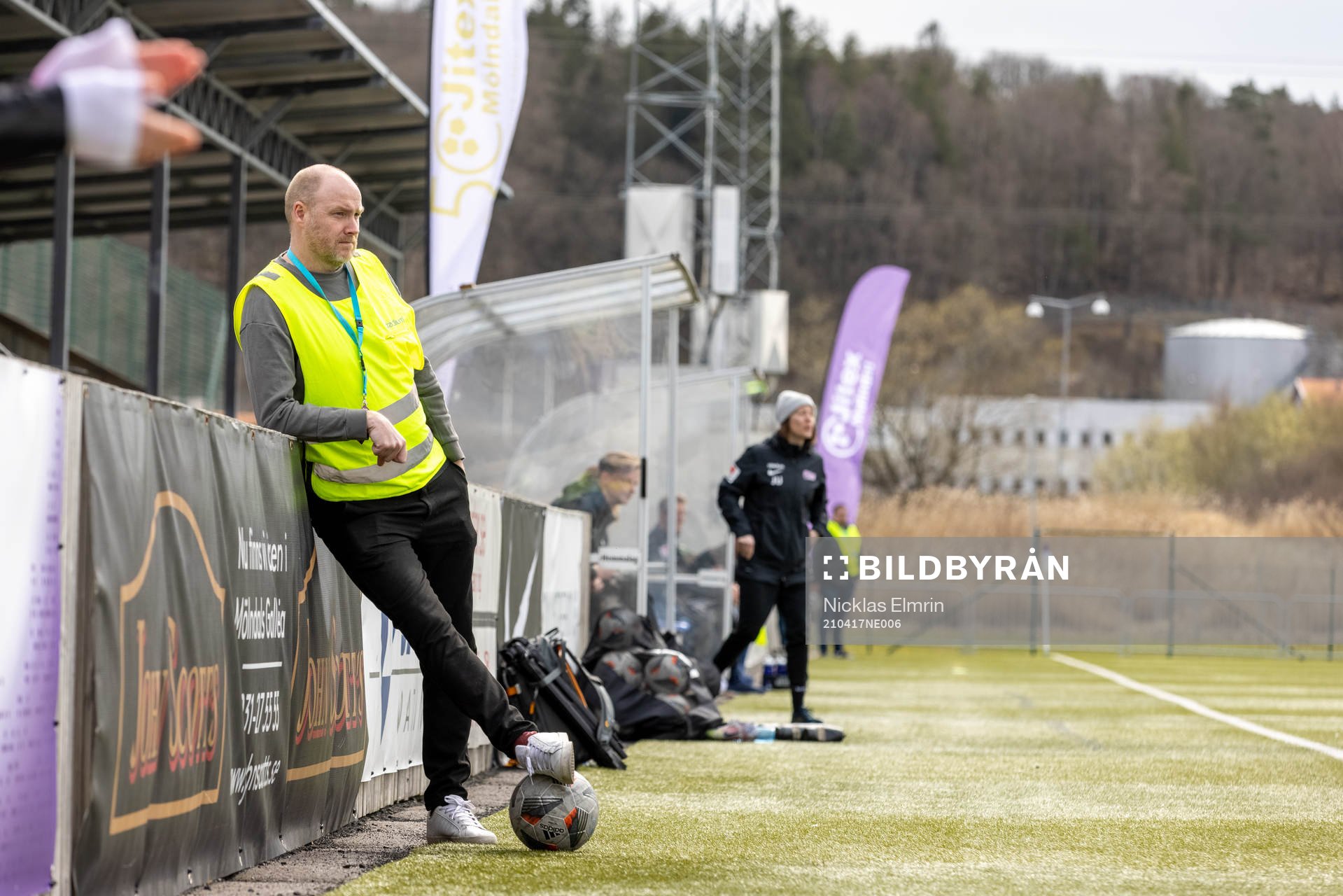 ÖIS tränare Dane Ivarsson jobbar som bollkalle