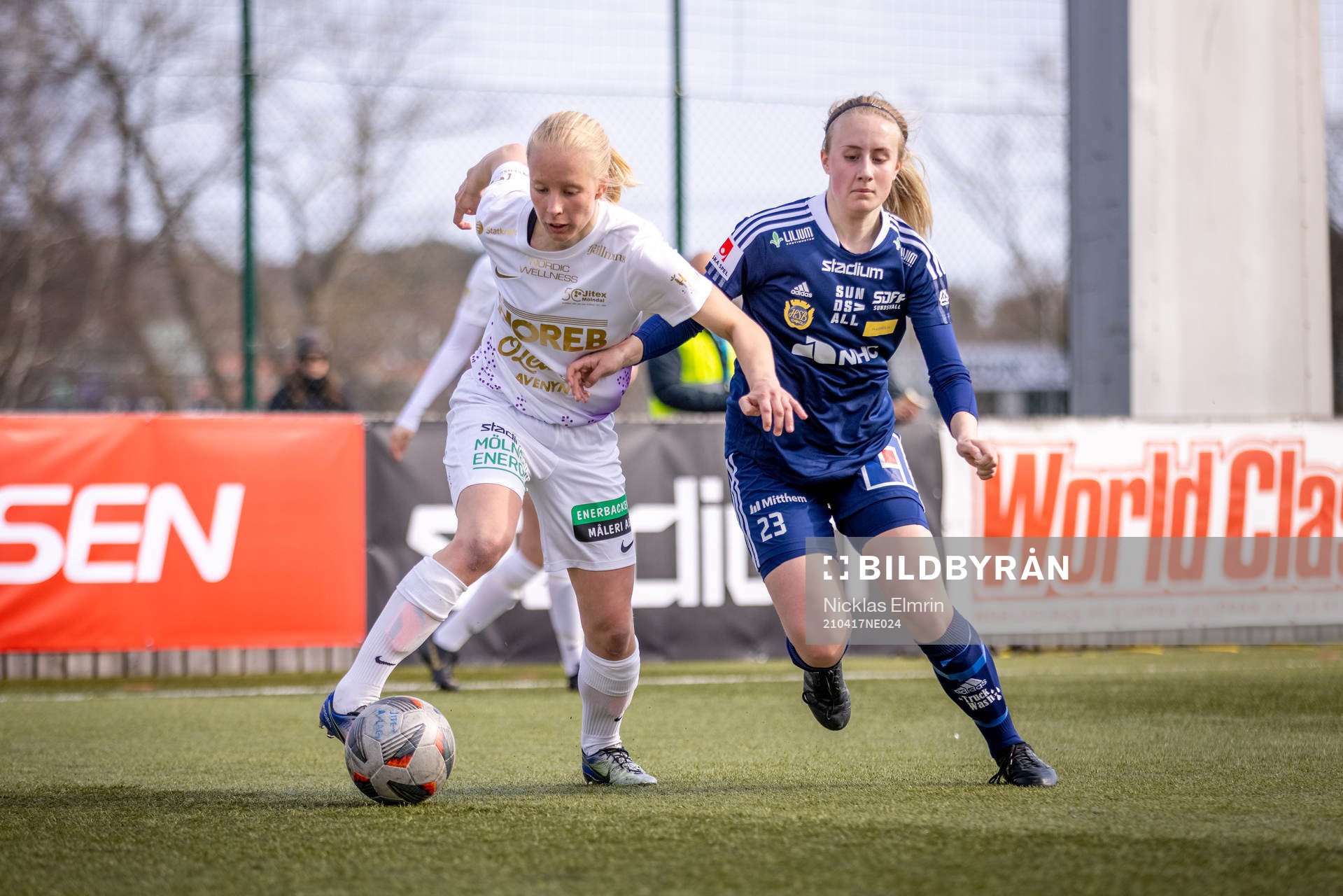 Jitex Linnea Strömberg och Sundsvalls Clara Thimstrand under fotbollsmatchen i Elitettan mellan Jitex och Sundsvall den 17 april 2021 i Mölndal. 