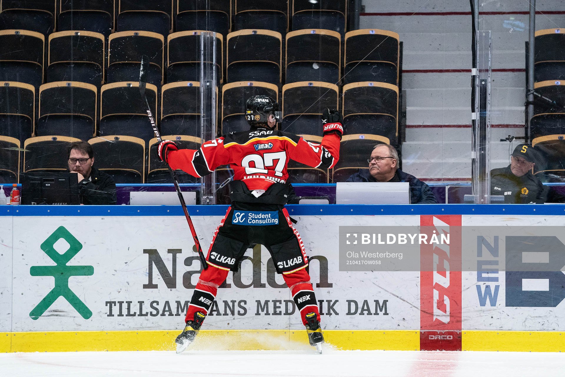 Luleås Nils Lundkvist jublar framför sekretariatet