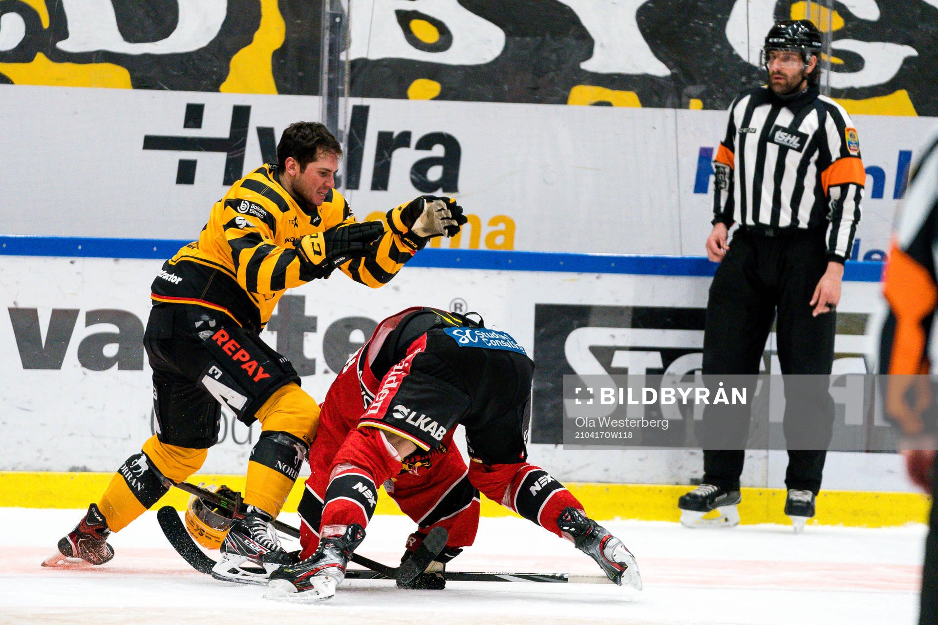 Skellefteås Darren Nowick och Luleås Jonas Berglund