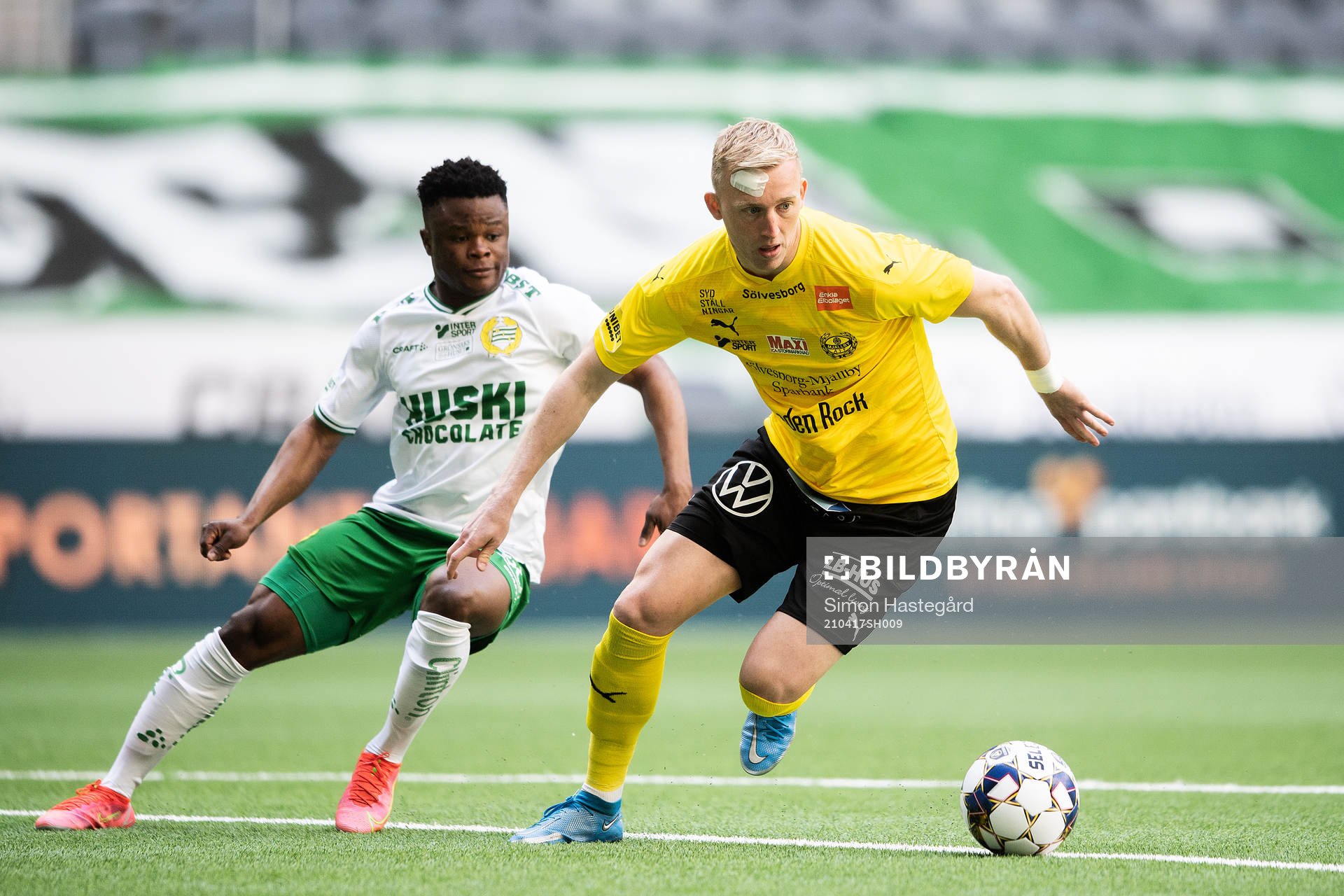 Hammarbys Akinkunmi Amoo och Mjällbys Daan Klinkenberg