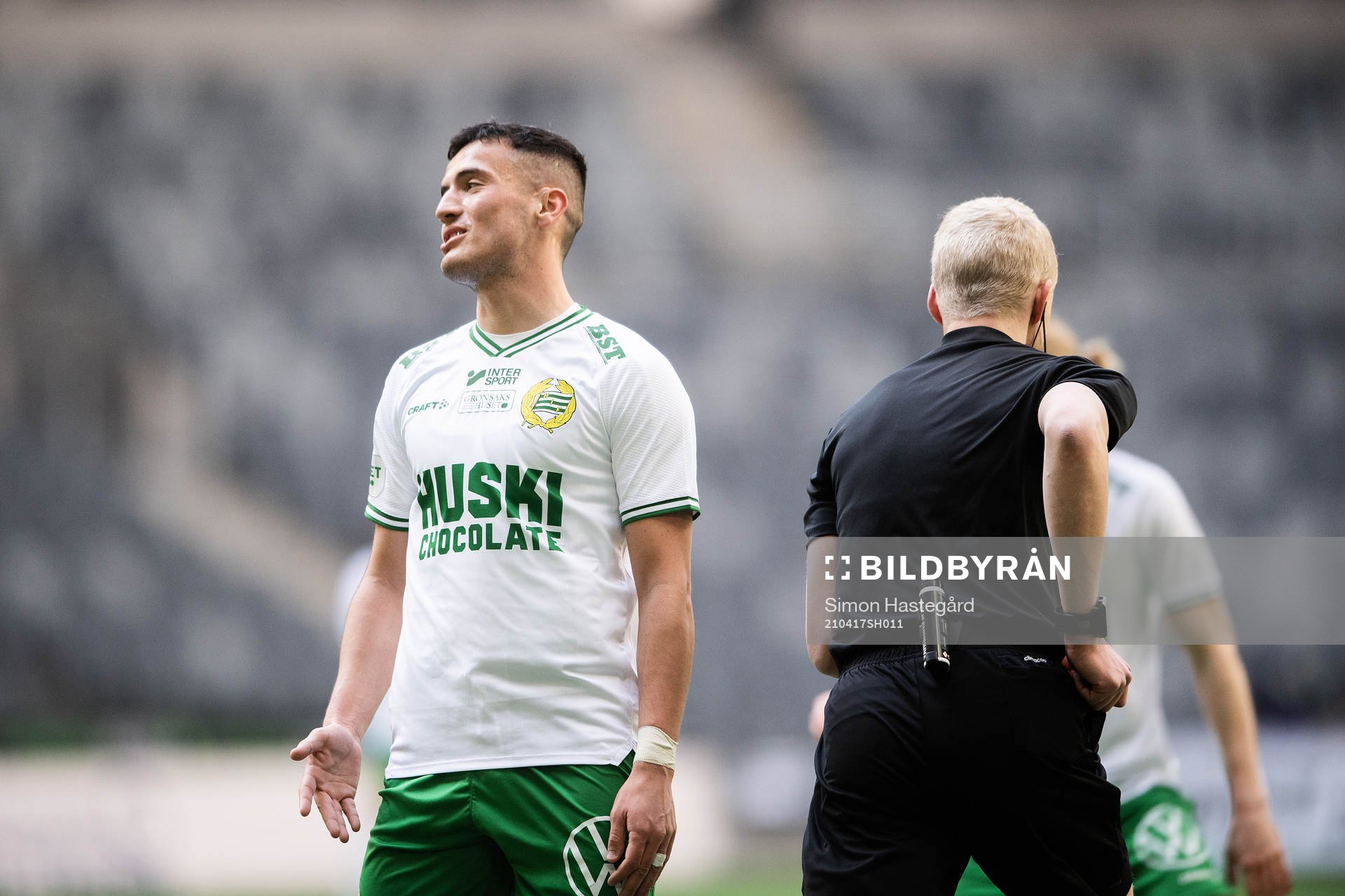 Hammarbys Astrit Selmani reagerar mot ett domslut