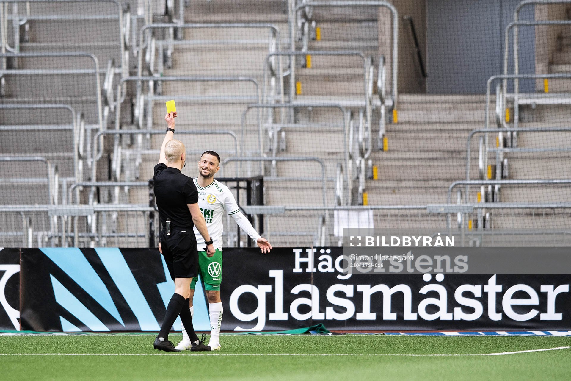 Hammarbys Mohanad Jeahze tilldelas ett gult kort