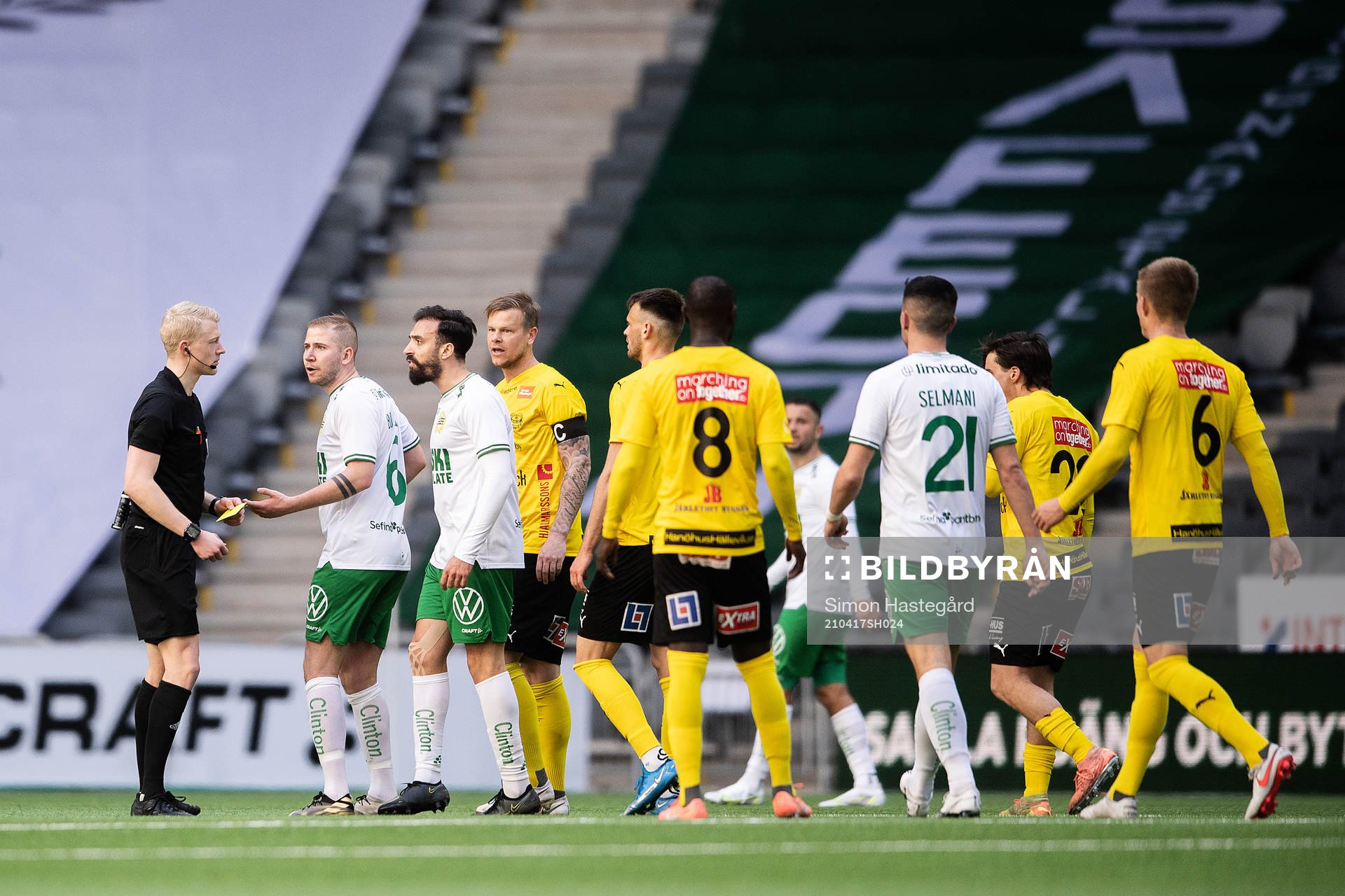 Hammarbys Abdul Khalili tilldelas ett gult kort