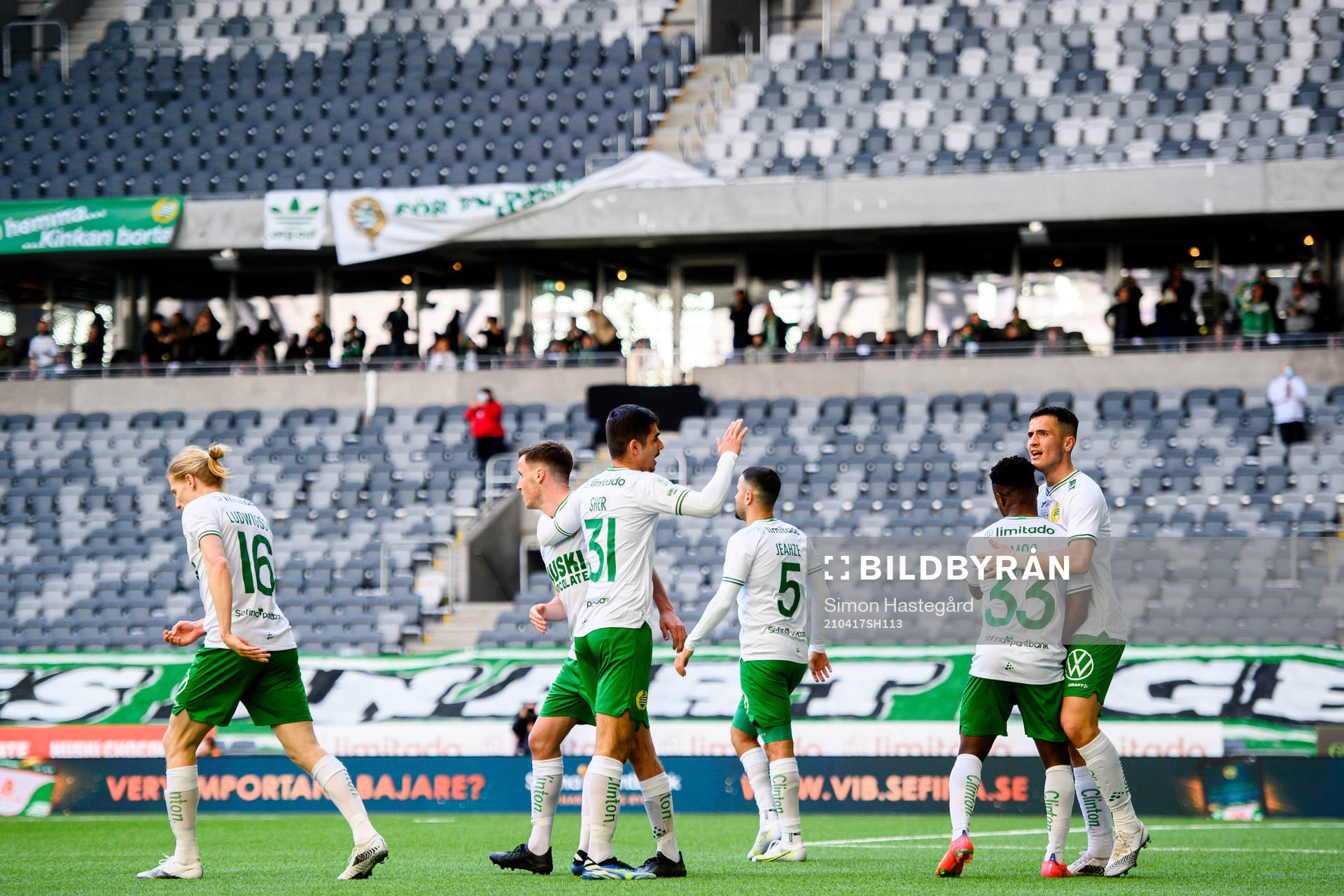 Hammarbys Jeppe Andersen, Aimar Sher , Mohanad Jeahze , Akinkunmi Amoo och Astrit Selmani jublar efter 2-0 av Gustav Ludwigson under fotbollsmatchen i Allsvenskan mellan Hammarby och Mjällby den 17 april 2021 i Stockholm.