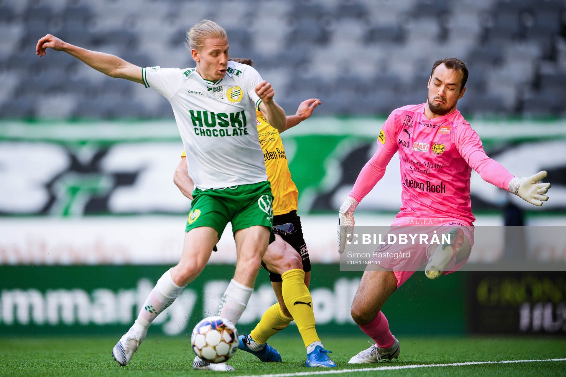 Hammarbys Gustav Ludwigson oroar framför Mjällbys