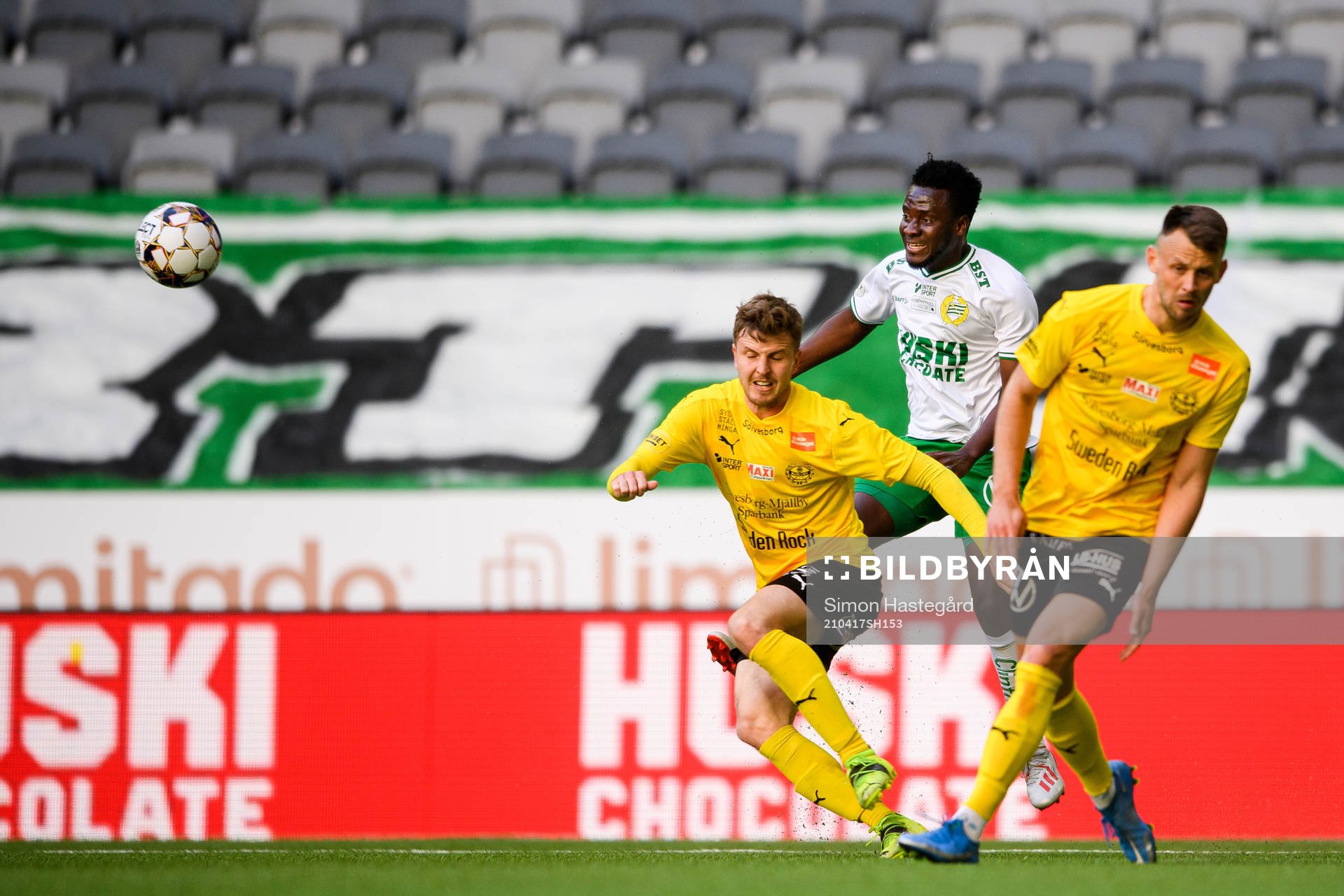 Hammarbys David Accam i en kamp mot Mjällbys Joel Nilsson
