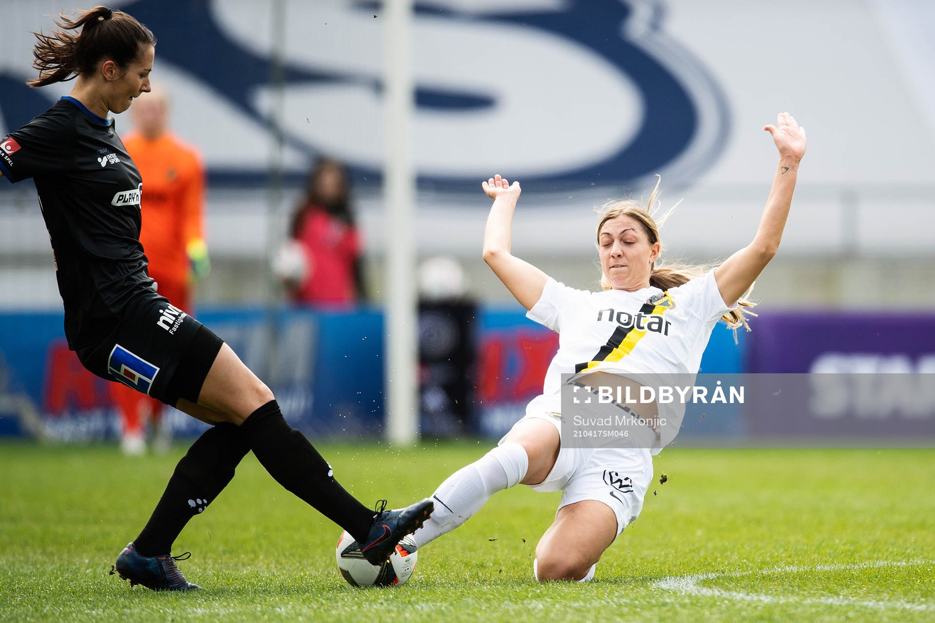 s Hannah Davidson och Växjös Nellie Karlsson