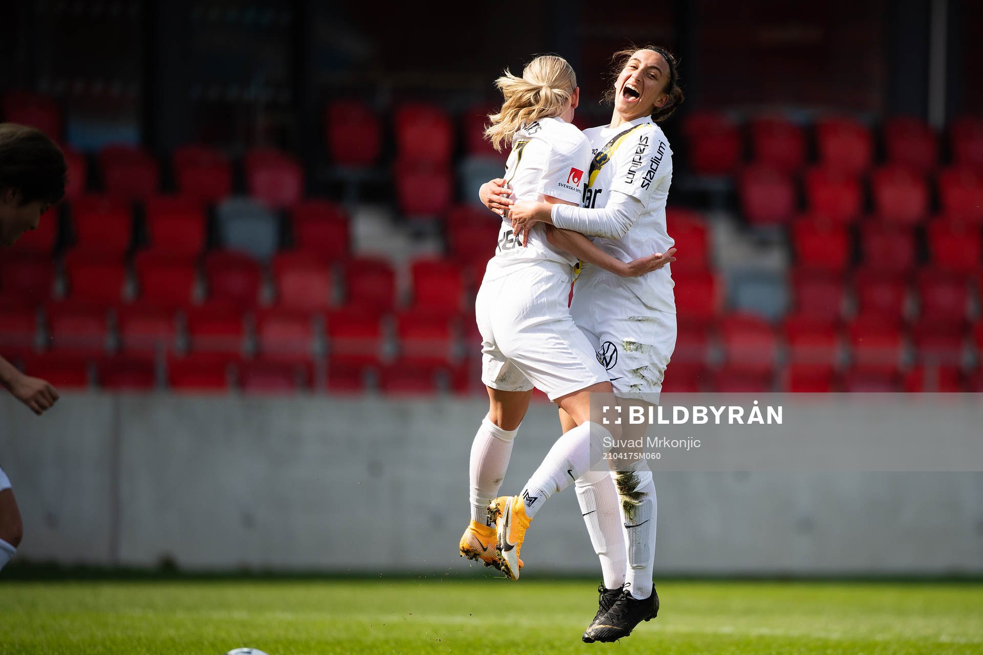 AIK:s Nora Rönnfors och Rosa Kafaji jublar efter 1-0 under fotbollsmatchen i Damallsvenskan mellan Växjö och AIK den 17 april 2021 i Växjö. 