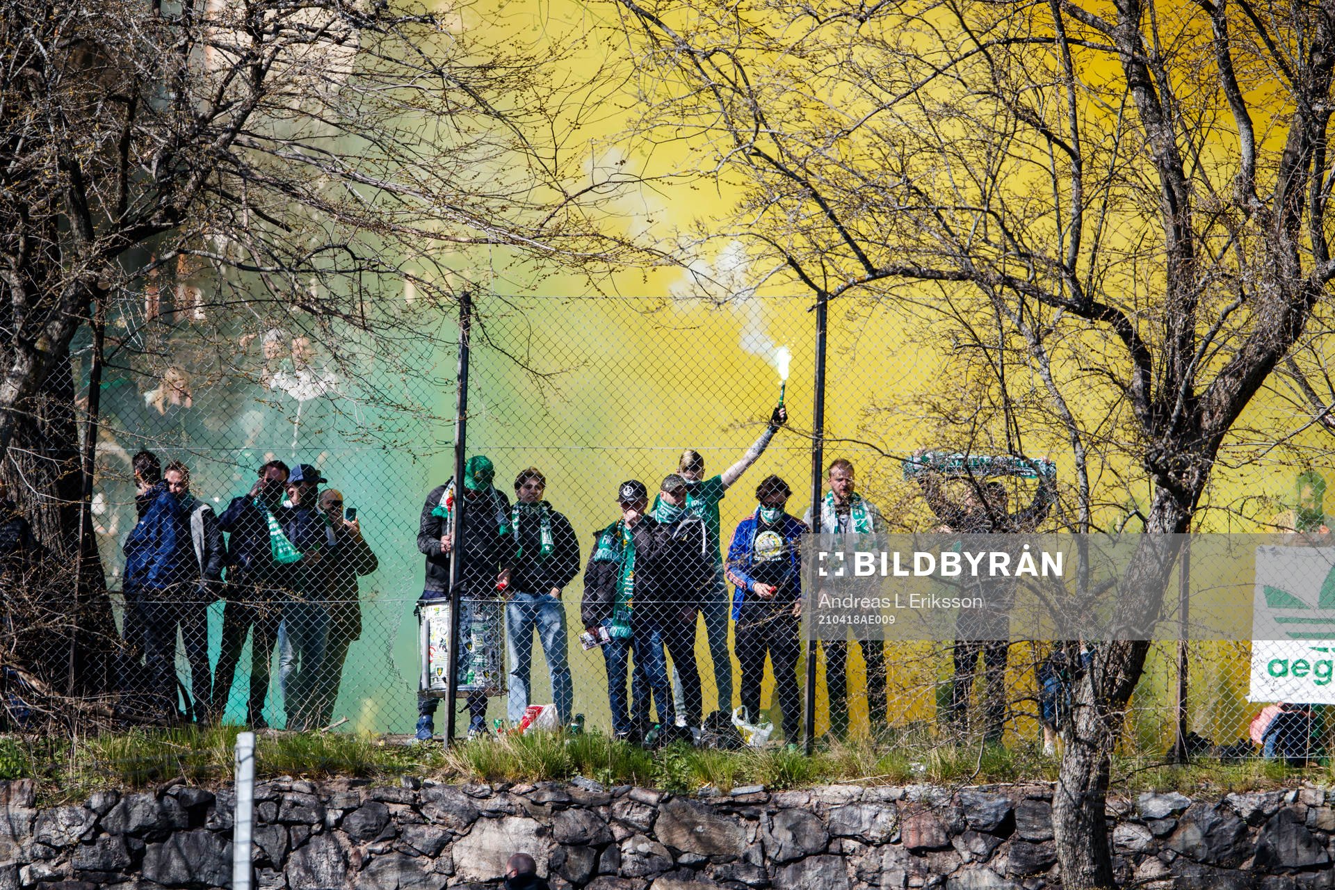 Hammarbys supportrar med pyroteknik