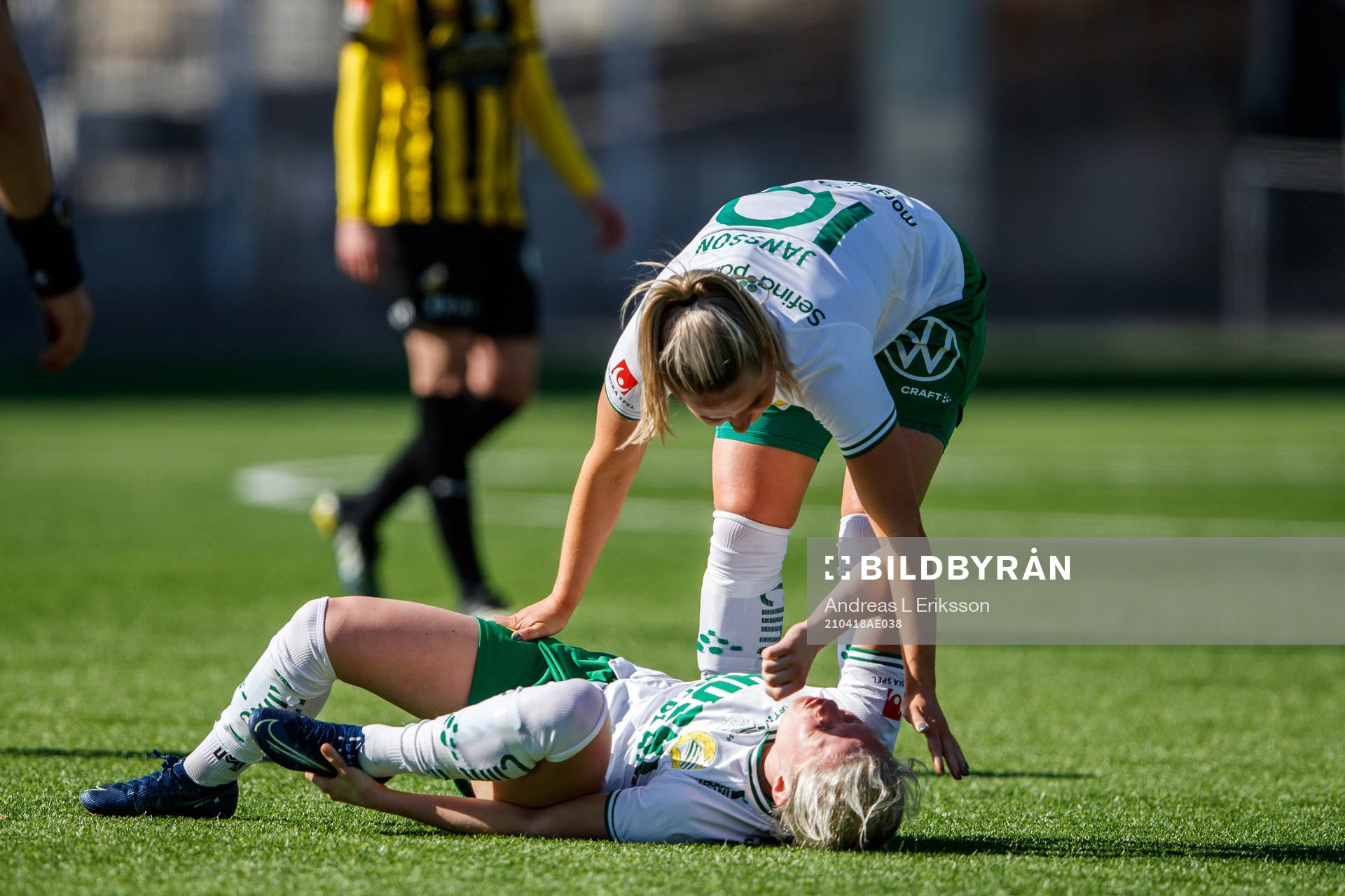 Hammarbys Emilia Larsson har ont under fotbollsmatchen i Damallsvenskan mellan Hammarby och Häcken den 18 april 2021 i Stockholm. 