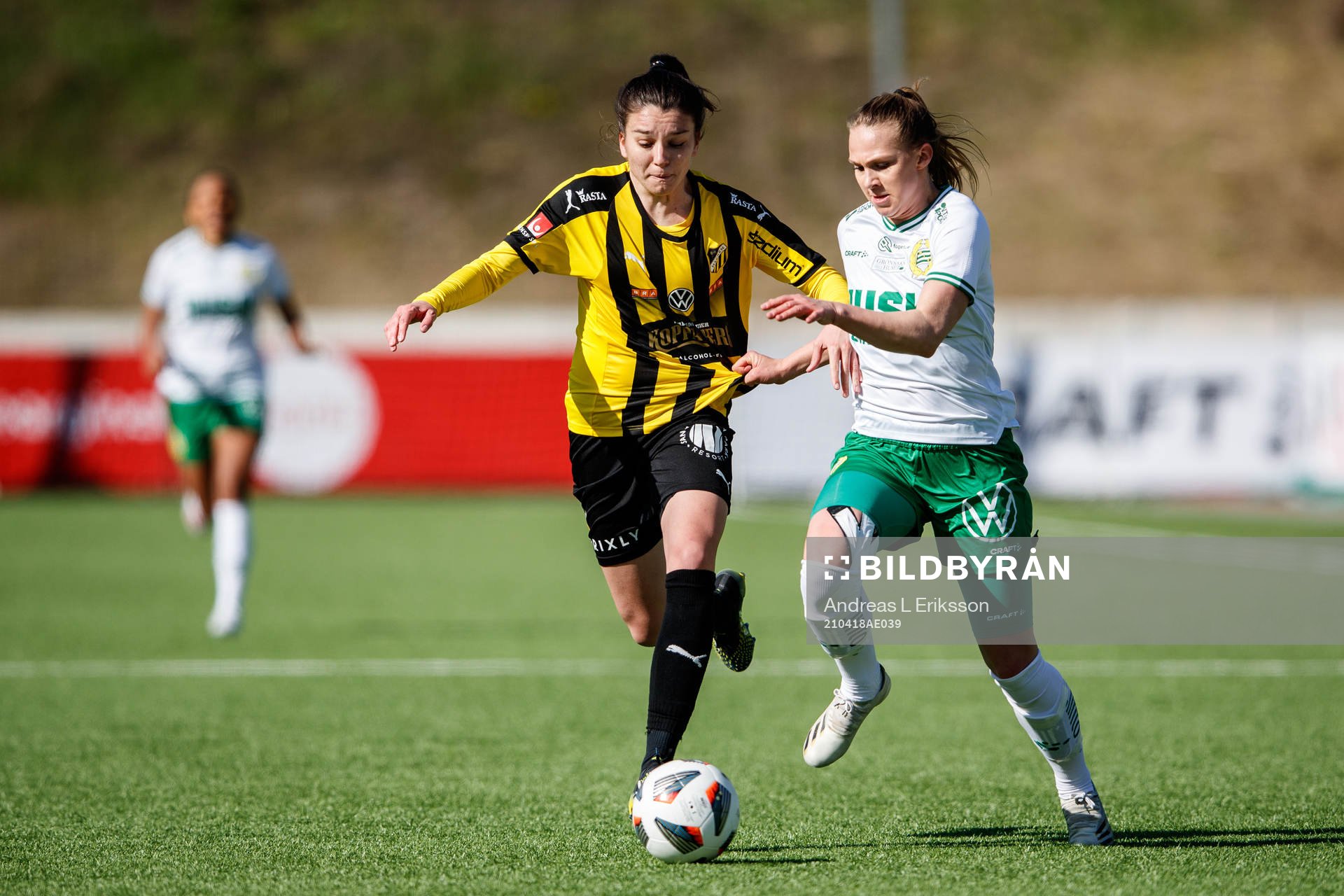 Häckens Anna Julia Csiki och Hammarbys Frida Thörnqvist under fotbollsmatchen i Damallsvenskan mellan Hammarby och Häcken den 18 april 2021 i Stockholm.