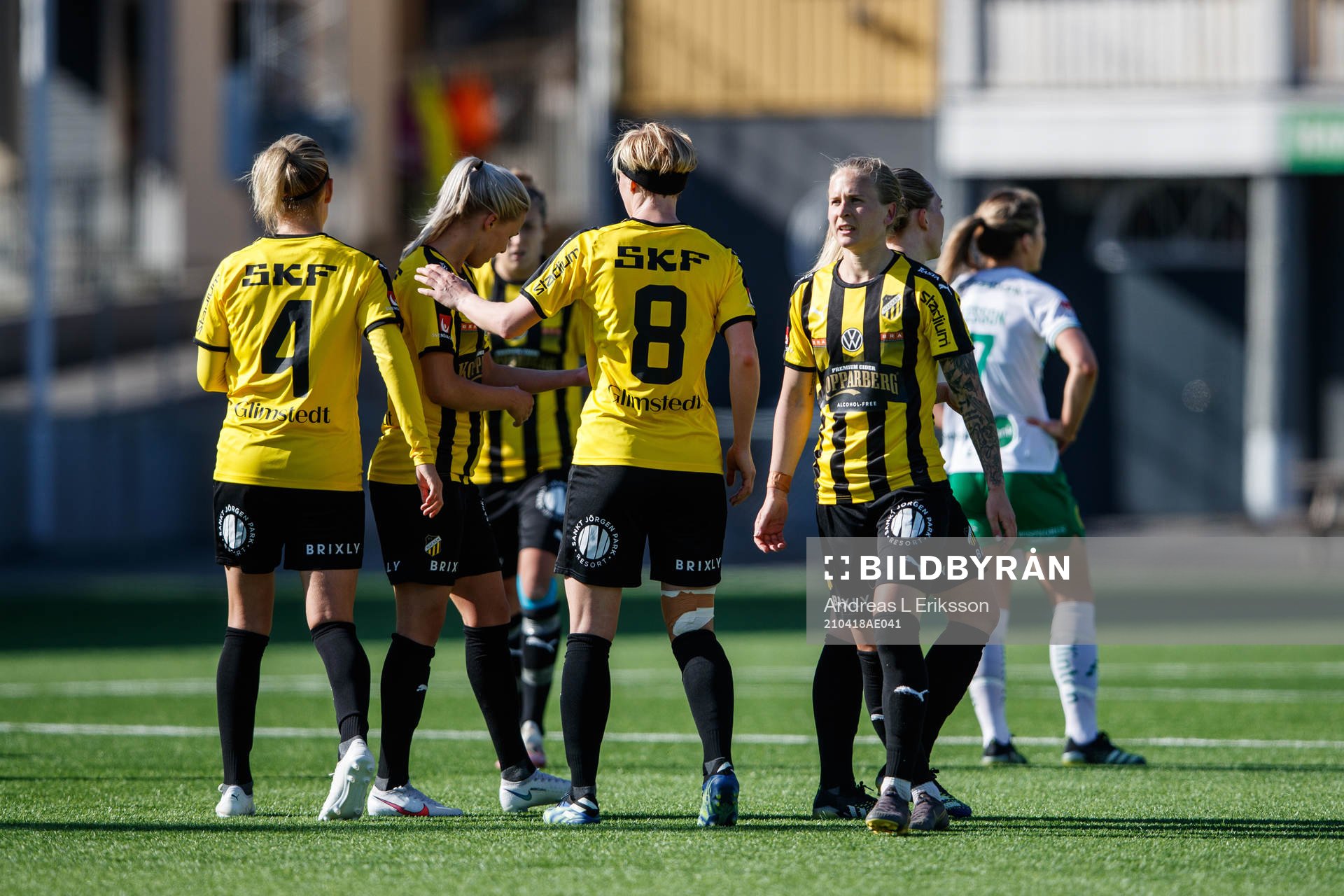 Häckens spelare jublar efter fotbollsmatchen i Damallsvenskan mellan Hammarby och Häcken den 18 april 2021 i Stockholm. 