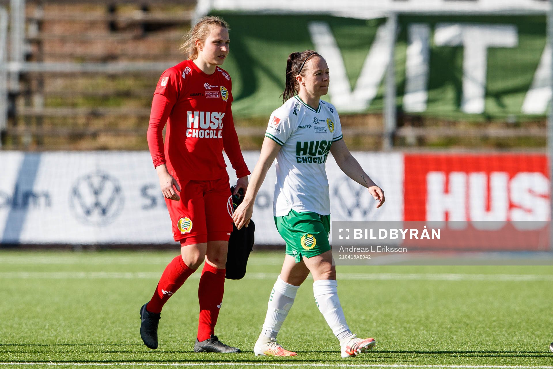 Hammarbys målvakt Anna Tamminen och June Pedersen deppar