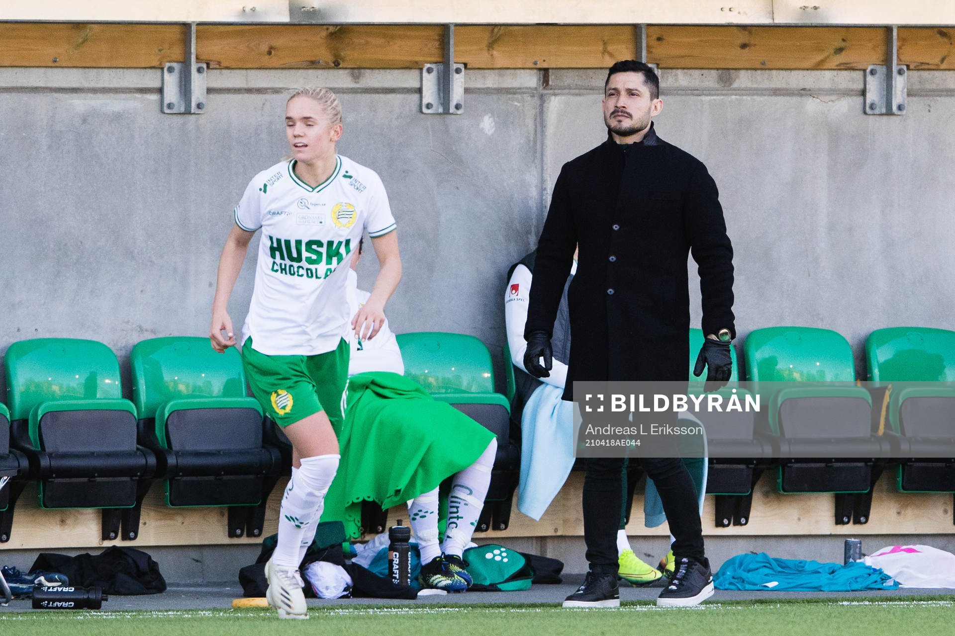 Hammarbys tränare Pablo Pinones-Arce under fotbollsmatchen i Damallsvenskan mellan Hammarby och Häcken den 18 april 2021 i Stockholm.