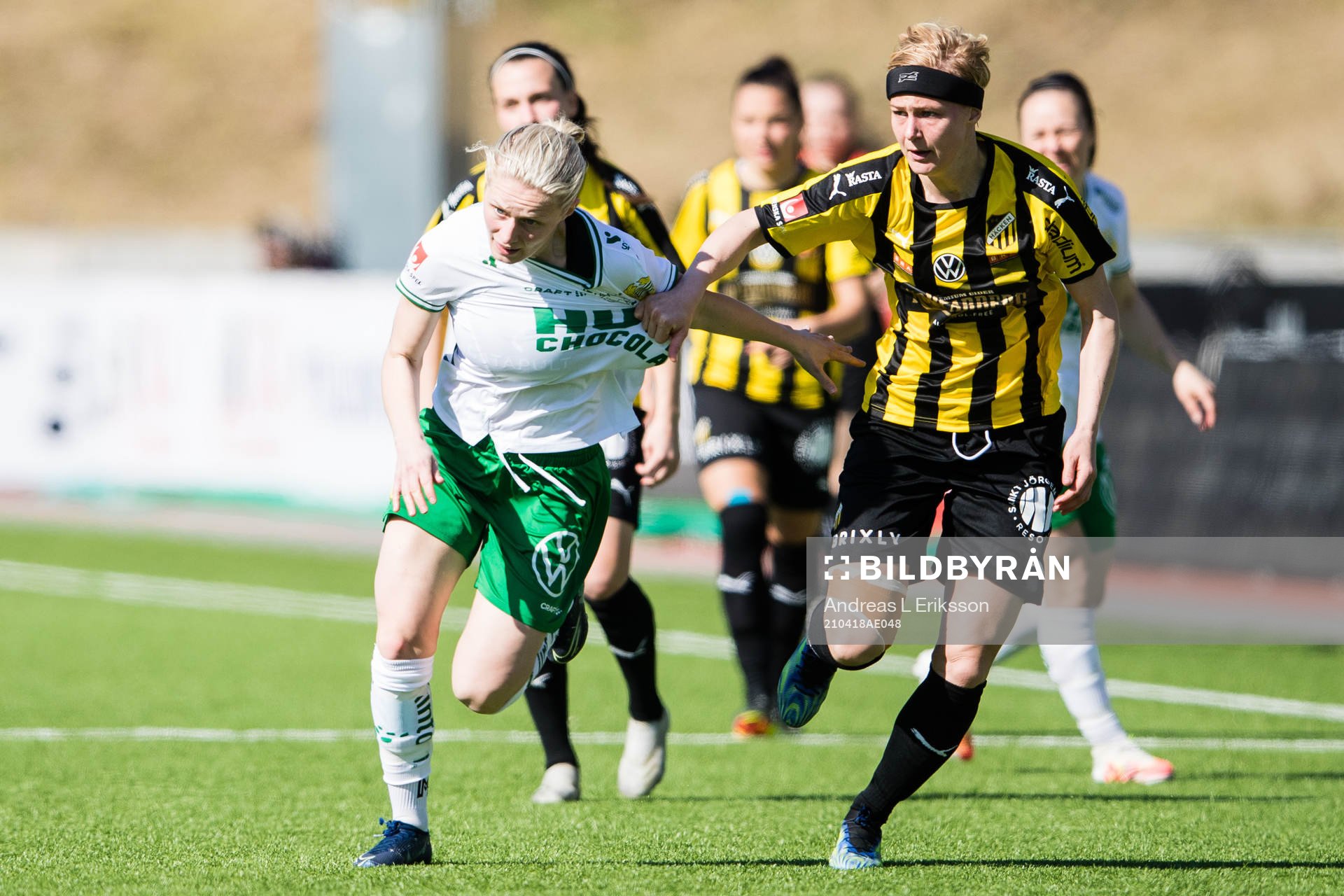 Hammarbys Emilia Larsson och Häckens Luna Nörgaard Gevitz