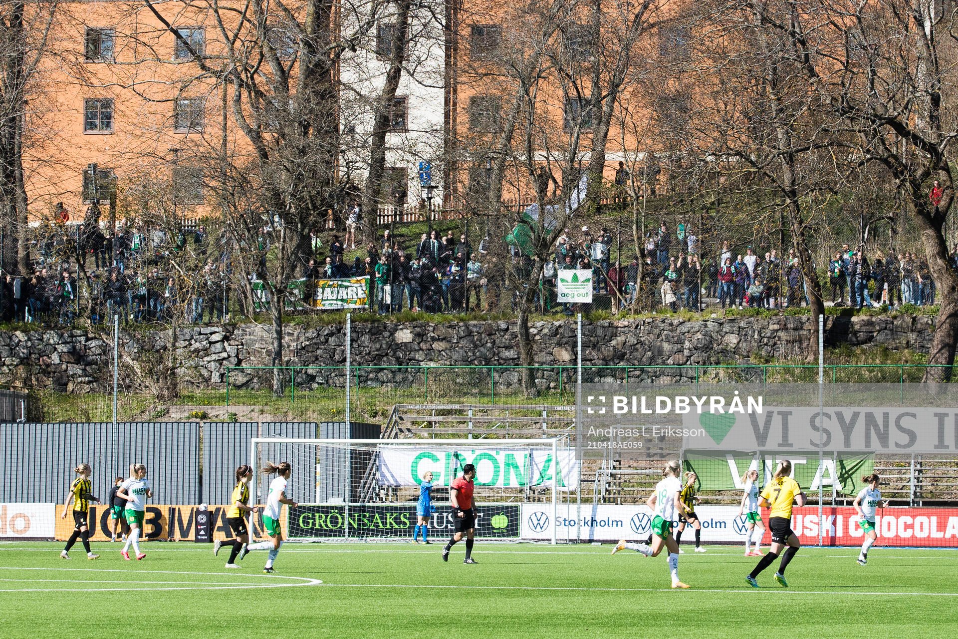 Supportrar till Hammarbys utanför arenan