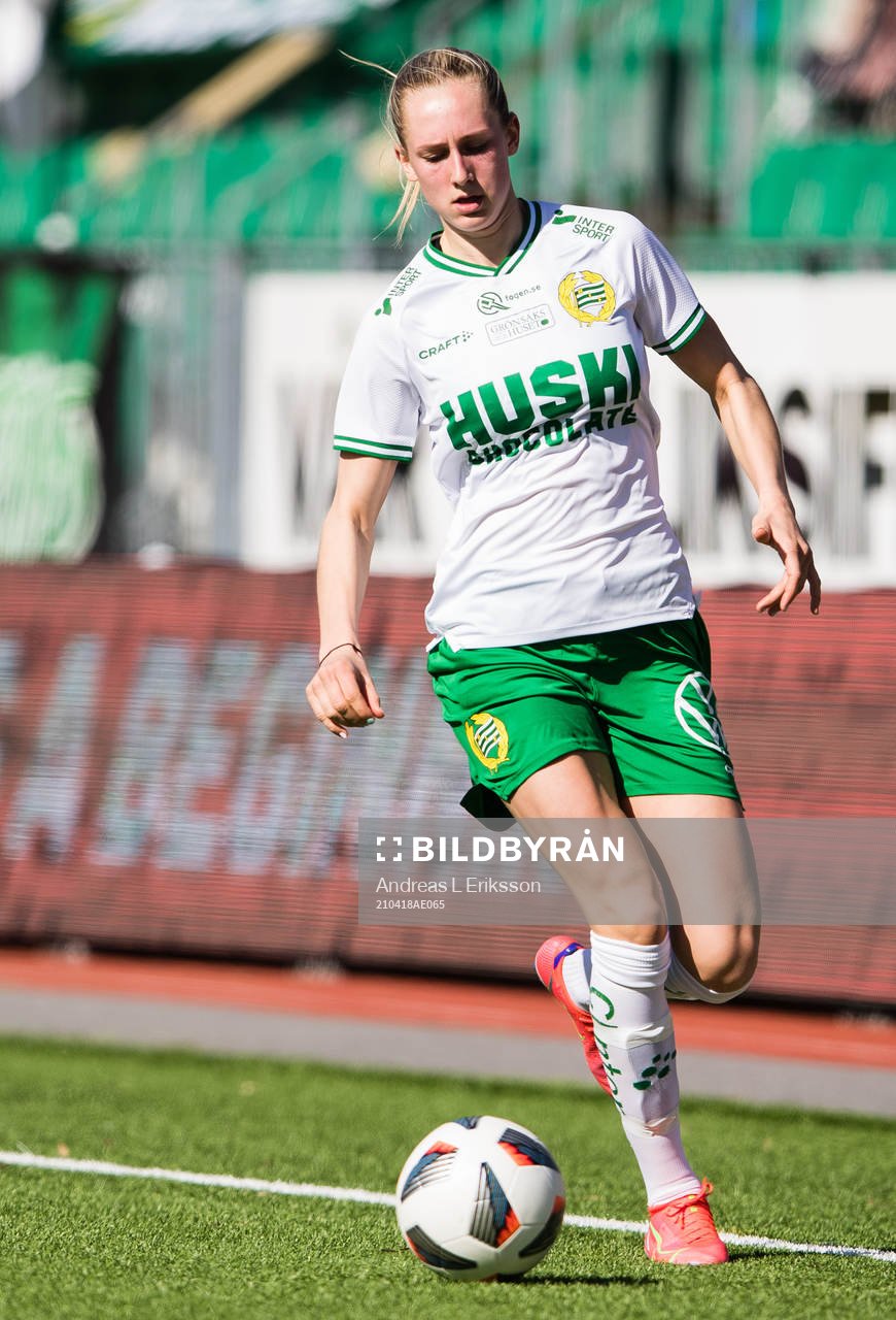 Hammarbys Ellen Wangerheim under fotbollsmatchen i Damallsvenskan mellan Hammarby och Häcken den 18 april 2021 i Stockholm. 