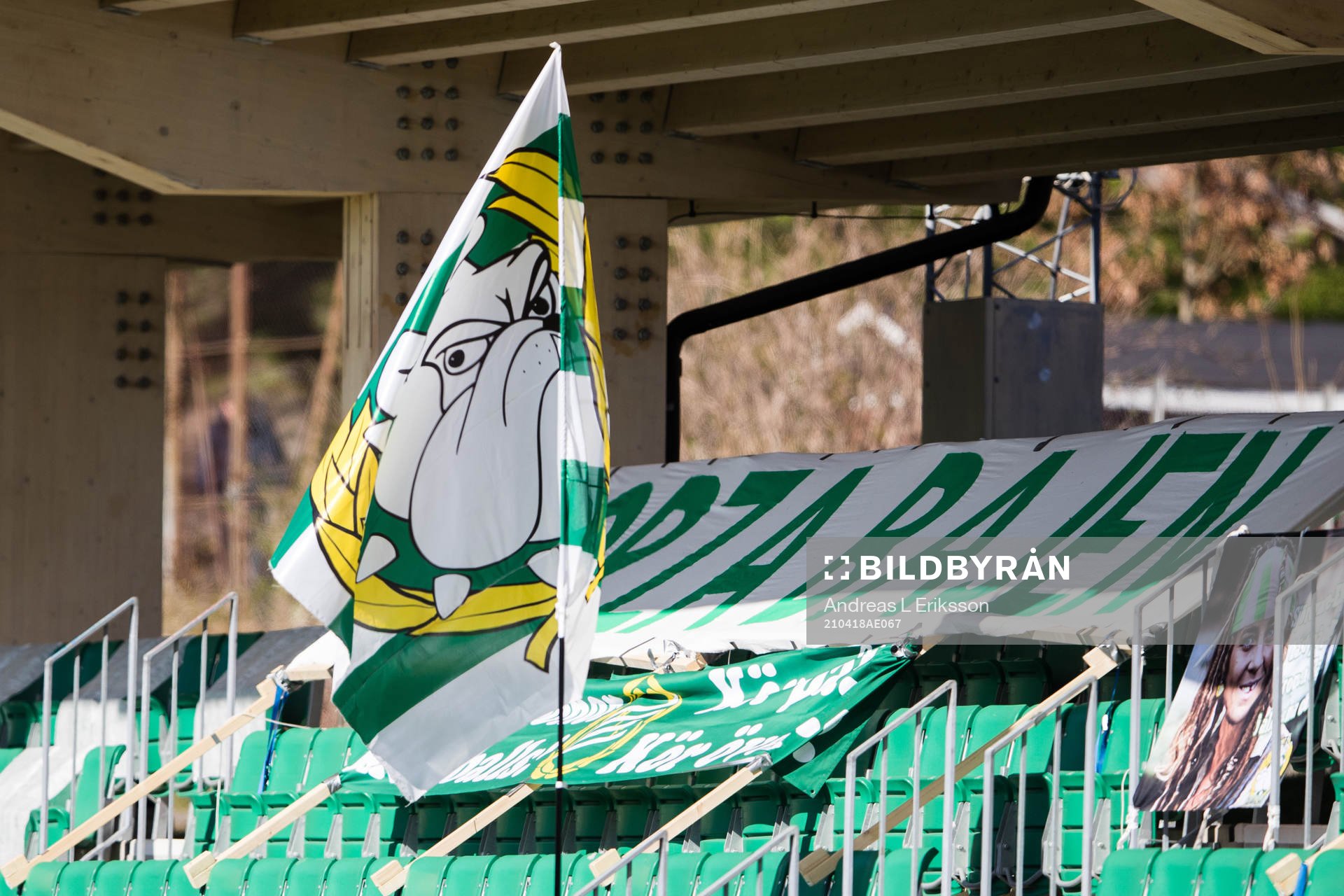 Tomma läktare med Hammarbybanderoller under fotbollsmatchen i Damallsvenskan mellan Hammarby och Häcken den 18 april 2021 i Stockholm.