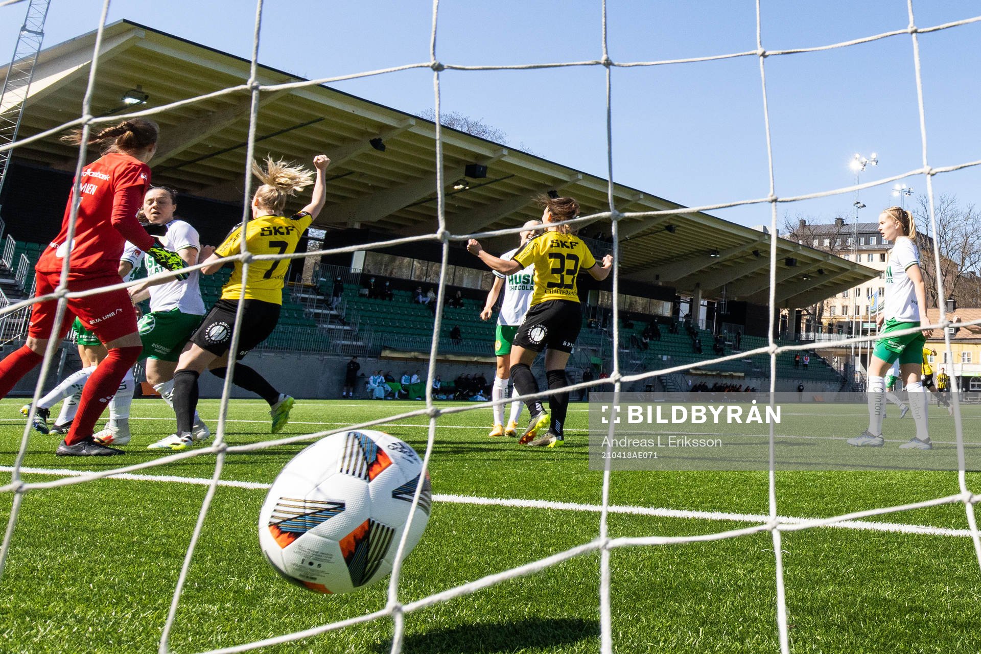 Häckens jublar efter att Hammarby gjort självmål under fotbollsmatchen i Damallsvenskan mellan Hammarby och Häcken den 18 april 2021 i Stockholm.