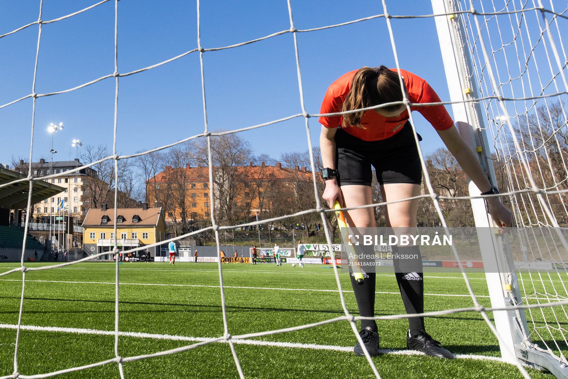 Linjedomaren kontollerar nätet innan andra halvlek av fotbollsmatchen i Damallsvenskan mellan Hammarby och Häcken den 18 april 2021 i Stockholm.