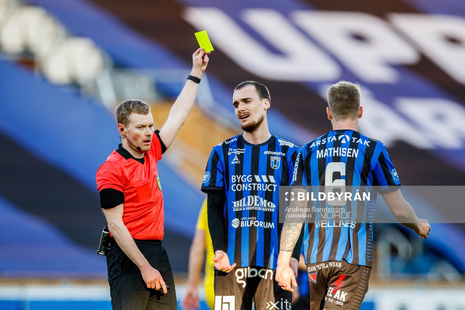 Sirius Adam Hellborg får en varning av Domare Fredrik