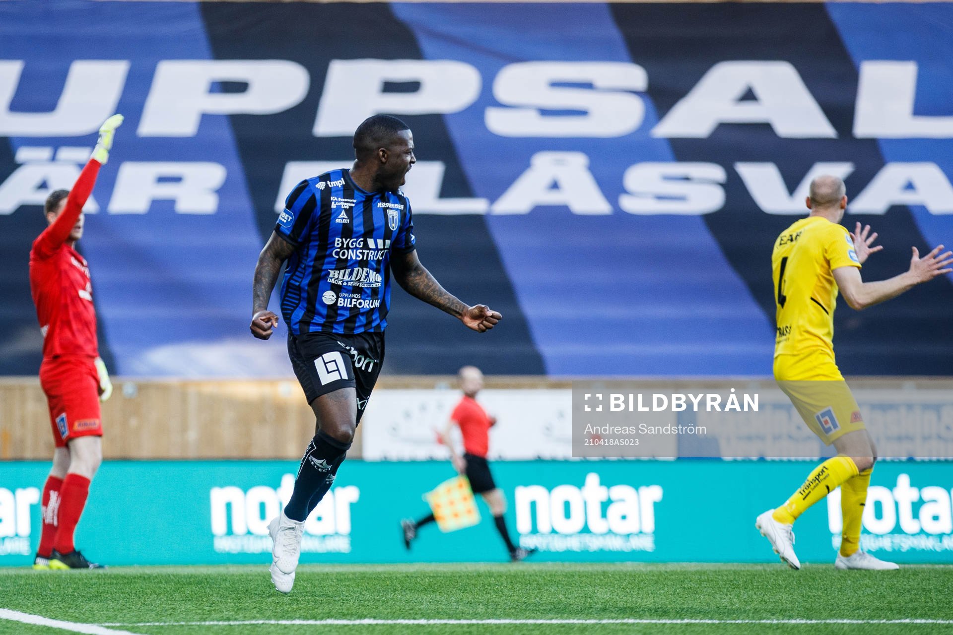 Sirius Christian Kouakou jublar efter 1-0 under fotbollsmatchen i Allsvenskan mellan Sirius och Halmstad den 18 april 2021 i Uppsala. 
