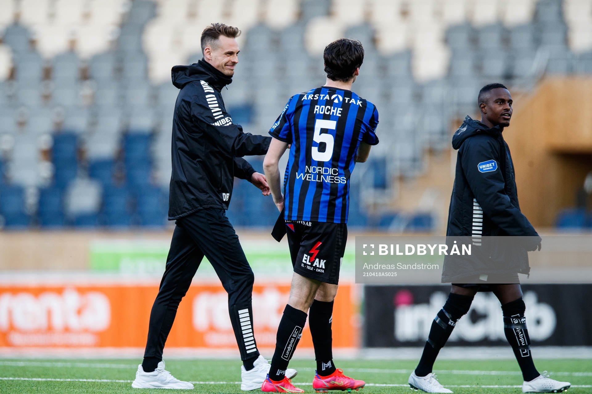 Sirius Sirius tränare Daniel Bäckström och Jamie Roche efter fotbollsmatchen i Allsvenskan mellan Sirius och Halmstad den 18 april 2021 i Uppsala. 