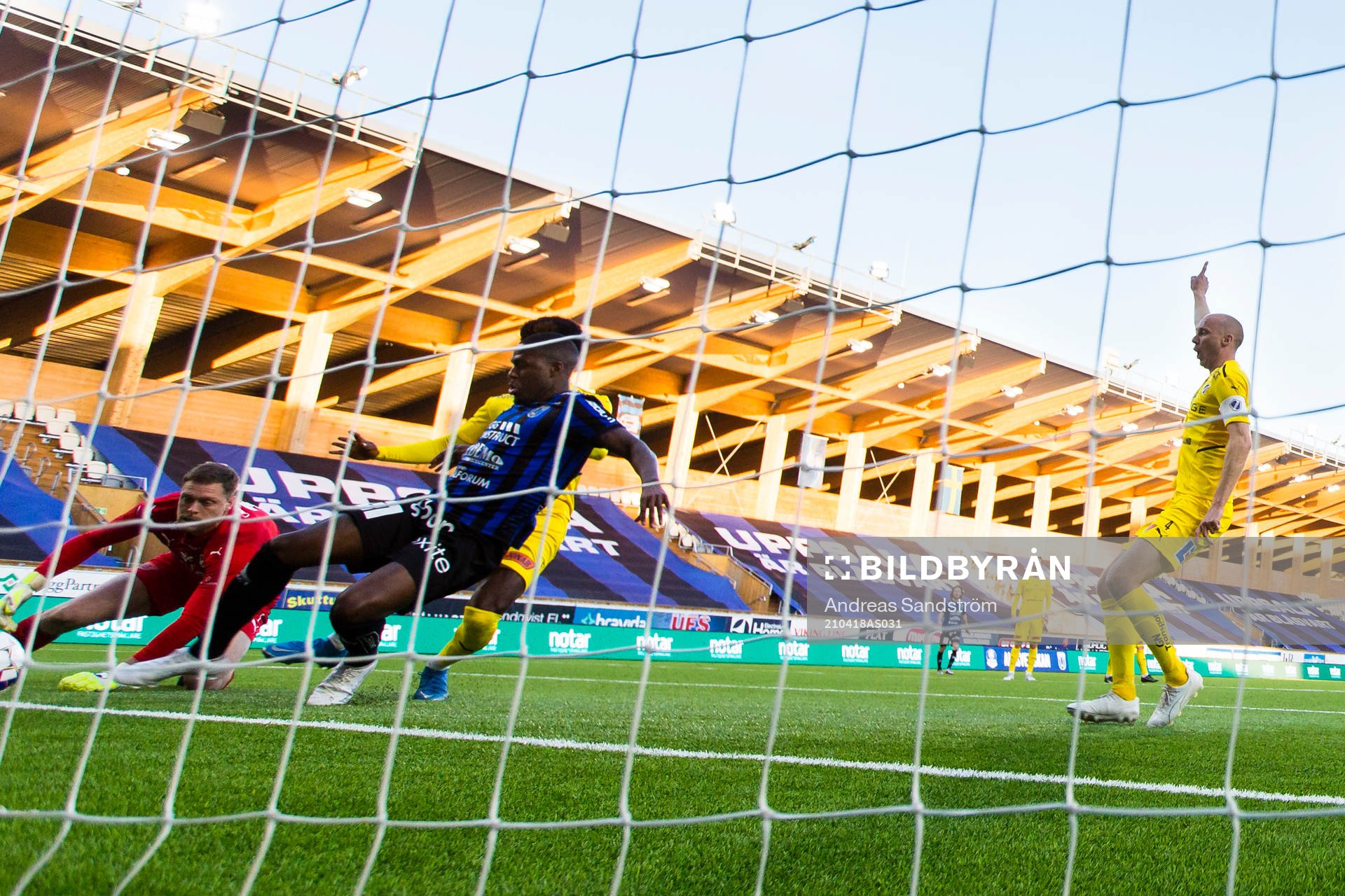 Sirius Christian Kouakou gör 1-0 bakom Halmstads målvakt