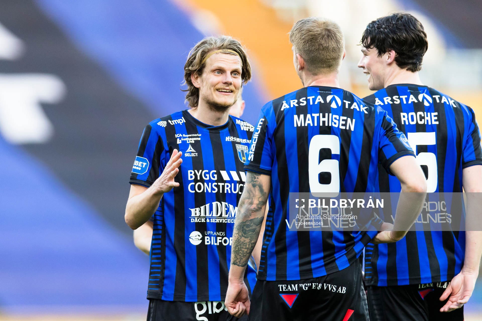 Sirius Tim Björkström jublar med lagkamrater efter fotbollsmatchen i Allsvenskan mellan Sirius och Halmstad den 18 april 2021 i Uppsala.
