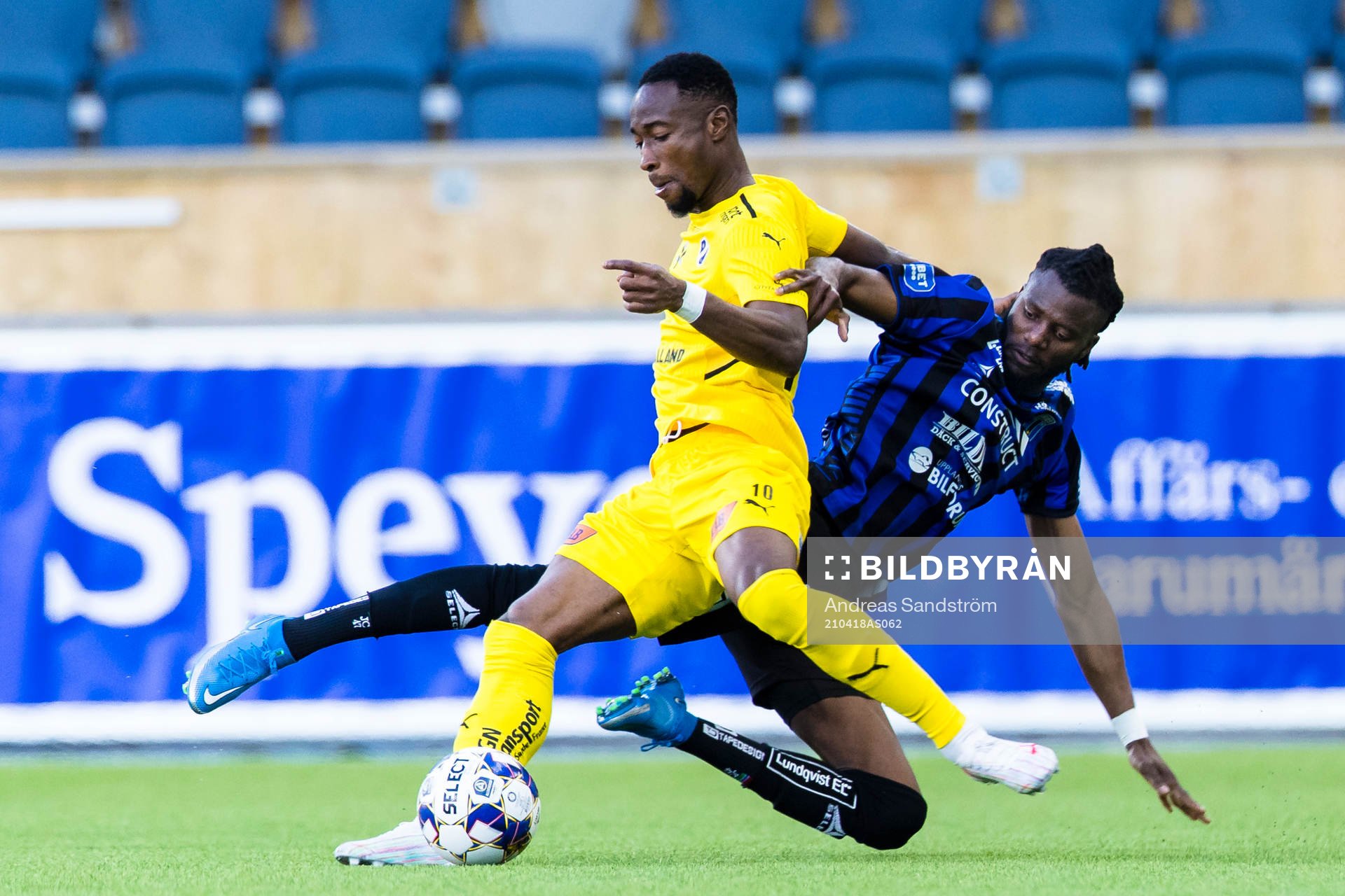 Halmstads Sadat Karim i kamp om bollen med Sirius Joseph Colley under fotbollsmatchen i Allsvenskan mellan Sirius och Halmstad den 18 april 2021 i Uppsala.