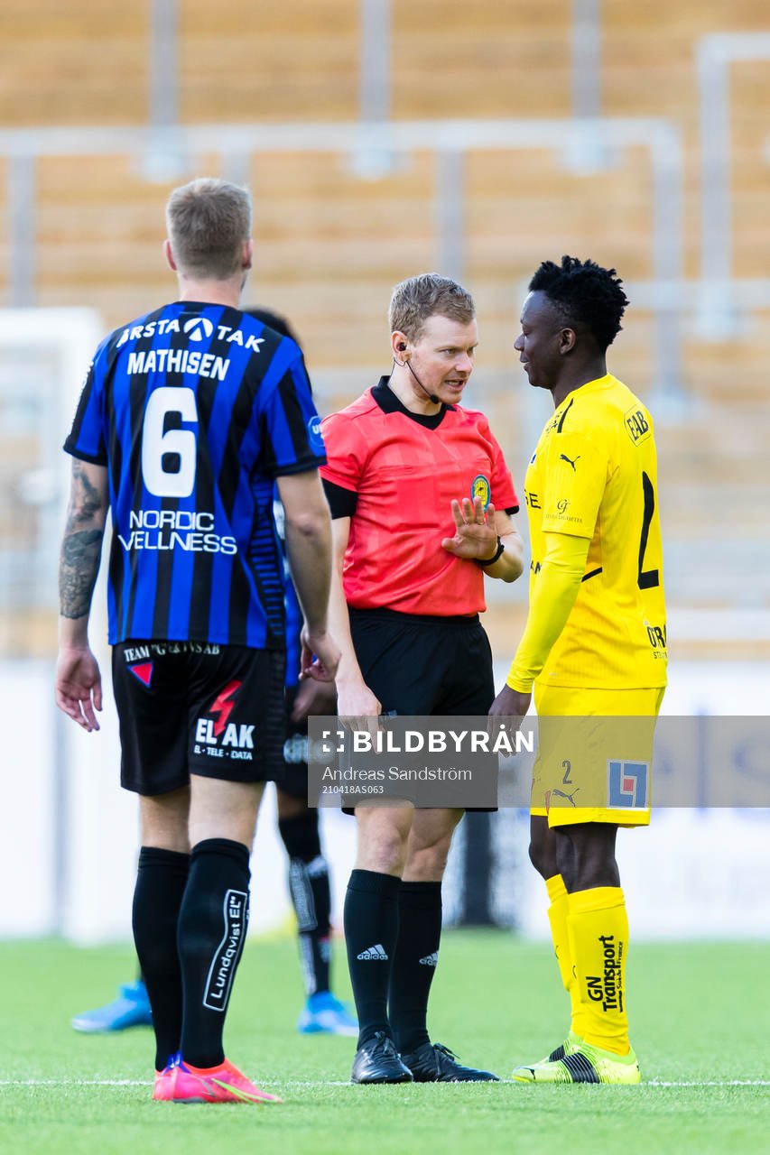 Domare Fredrik Klitte diskuterar med Halmstads Thomas Boakye