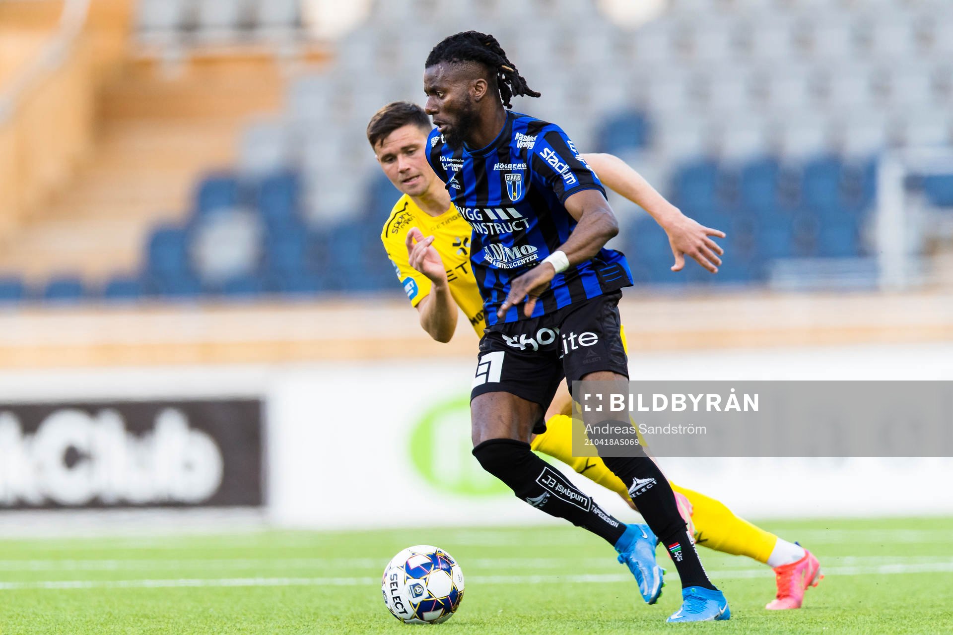 Sirius Joseph Colley i kamp om bollen med Halmstads Markus