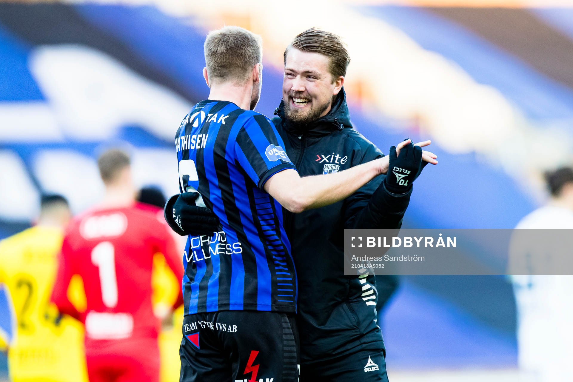 Sirius assisterande tränare Theodor Olsson omfamnar Marcus