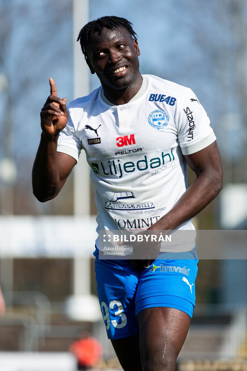 Värnamos Alhassan A Haestad Kamara har ont fotbollsmatchen