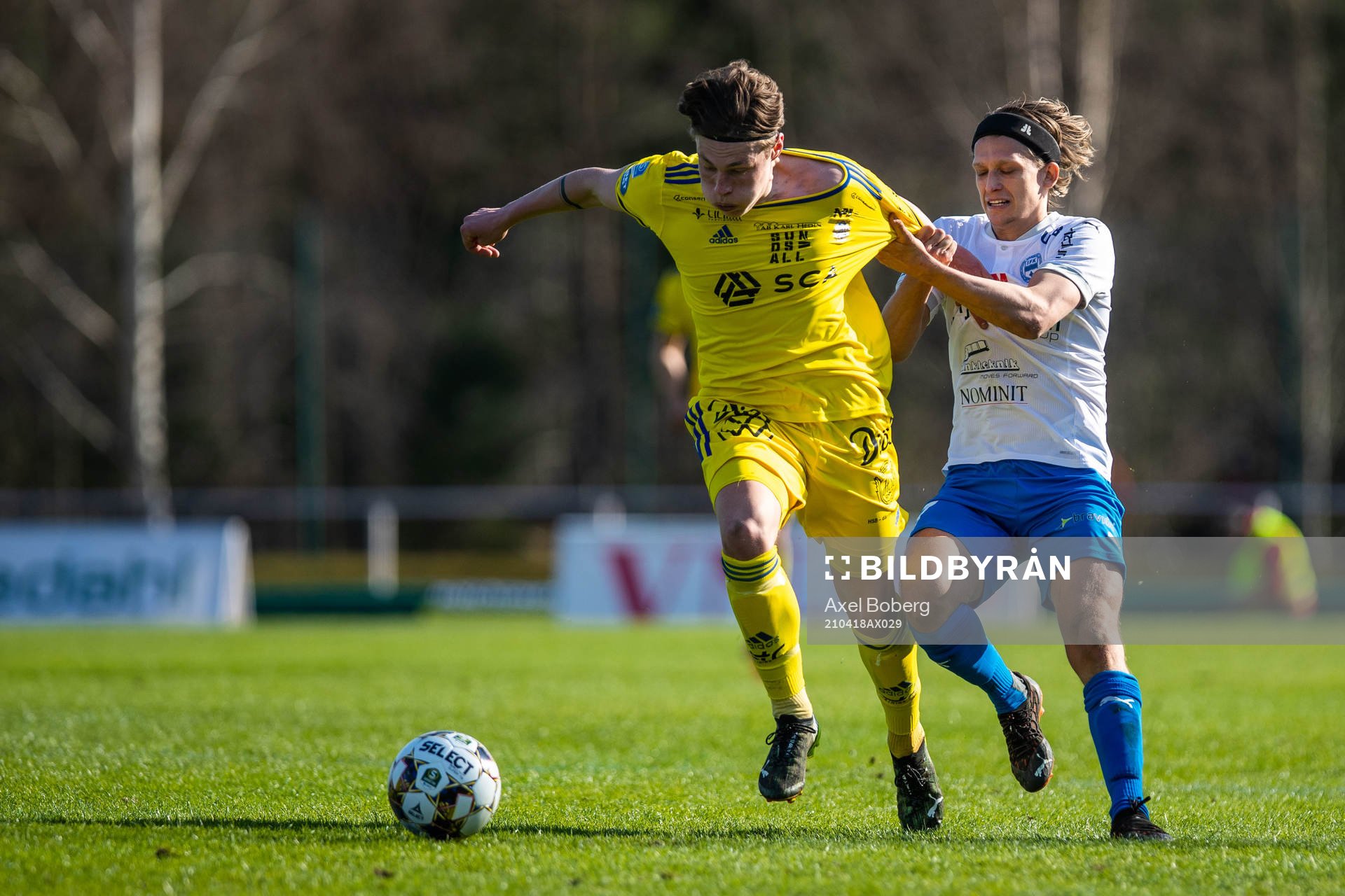 Sundsvalls Jesper Carström och Värnamos Charlie Vindehall under fotbollsmatchen i Superettan mellan Värnamo och GIF Sundsvall den 18 april 2021 i Värnamo.