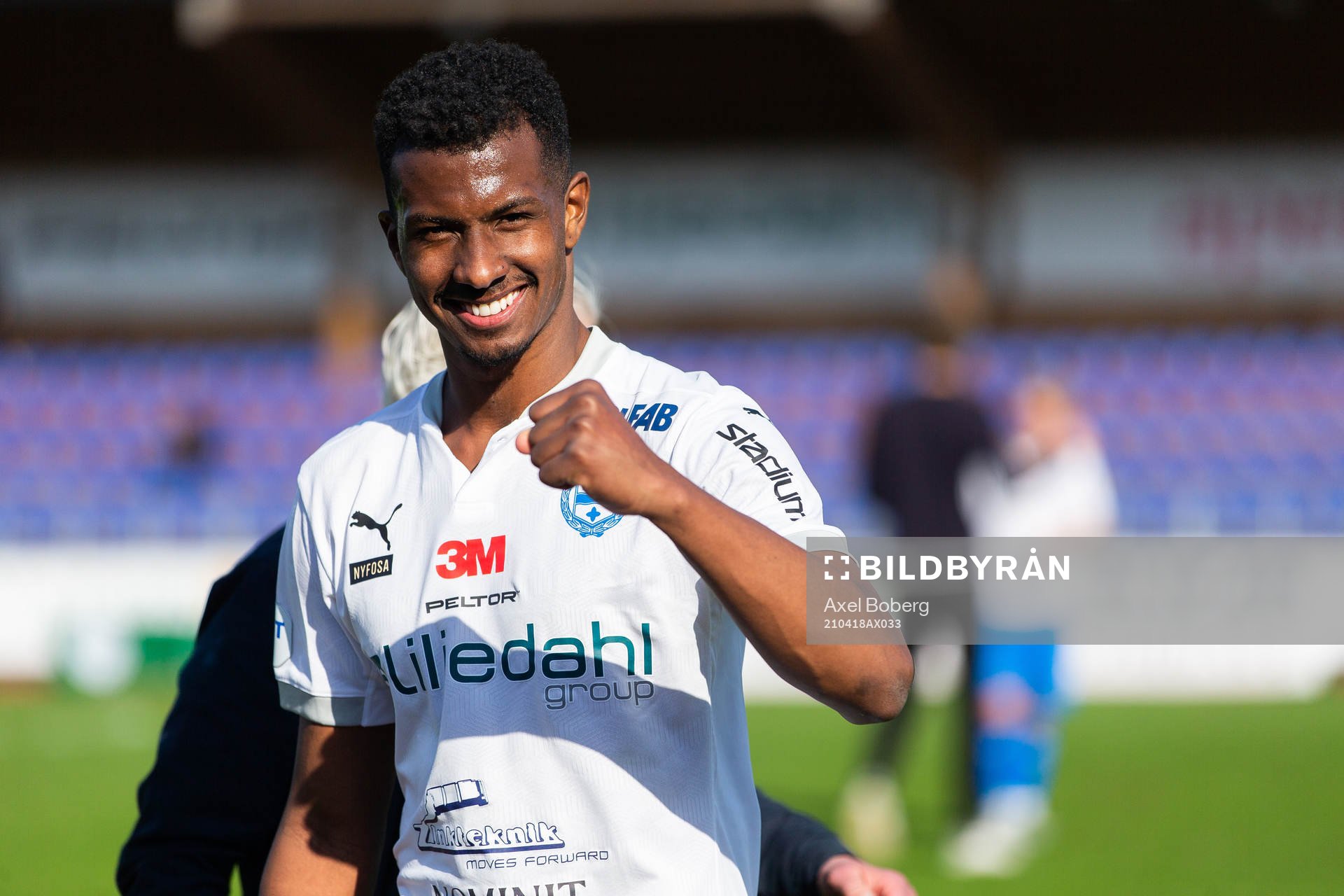 Värnamos Bernardo Vilar Estevao Jeronimo jublar efter fotbollsmatchen i Superettan mellan Värnamo och GIF Sundsvall den 18 april 2021 i Värnamo. 