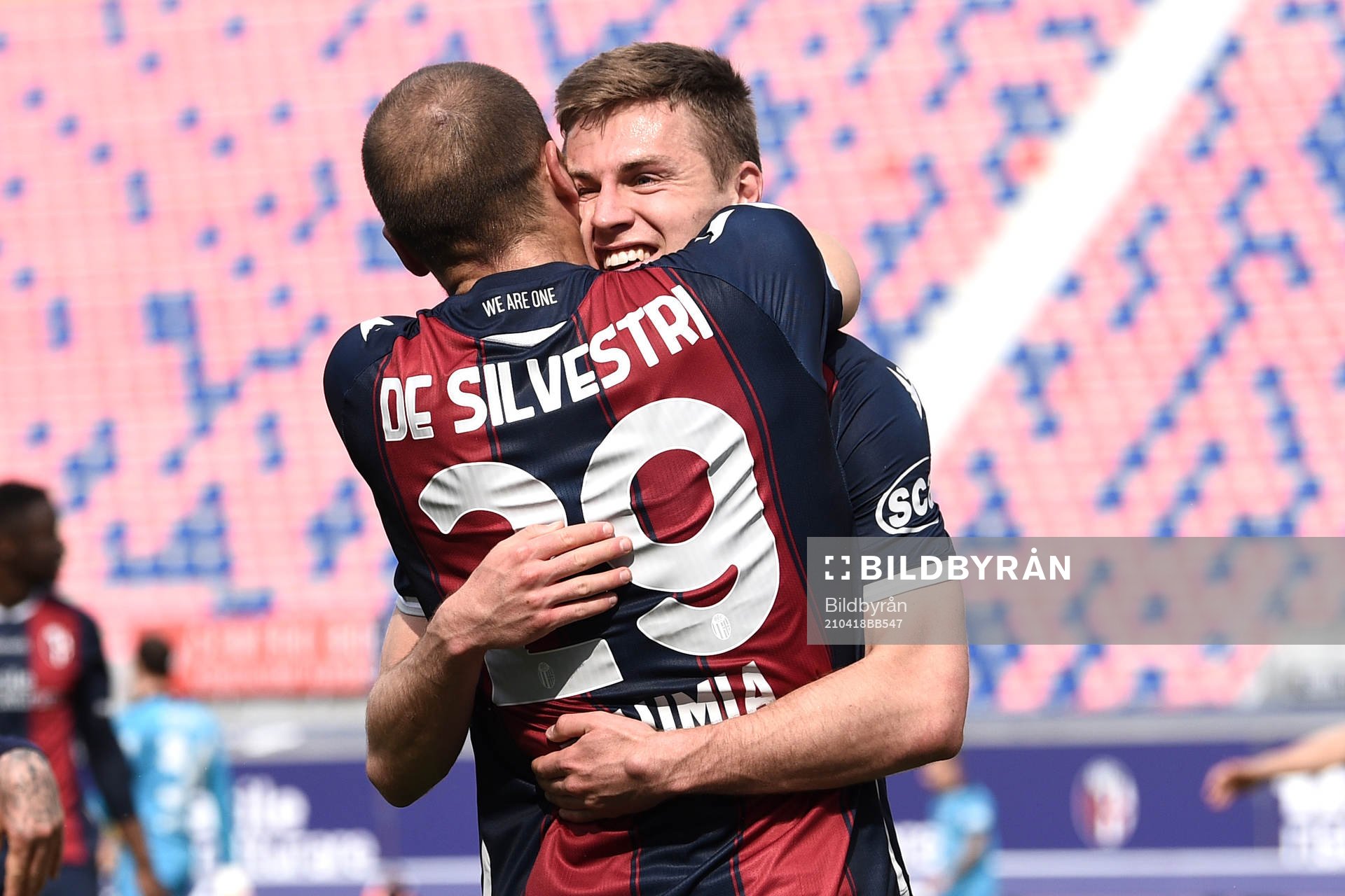 Bolognas Mattias Svanberg jublar