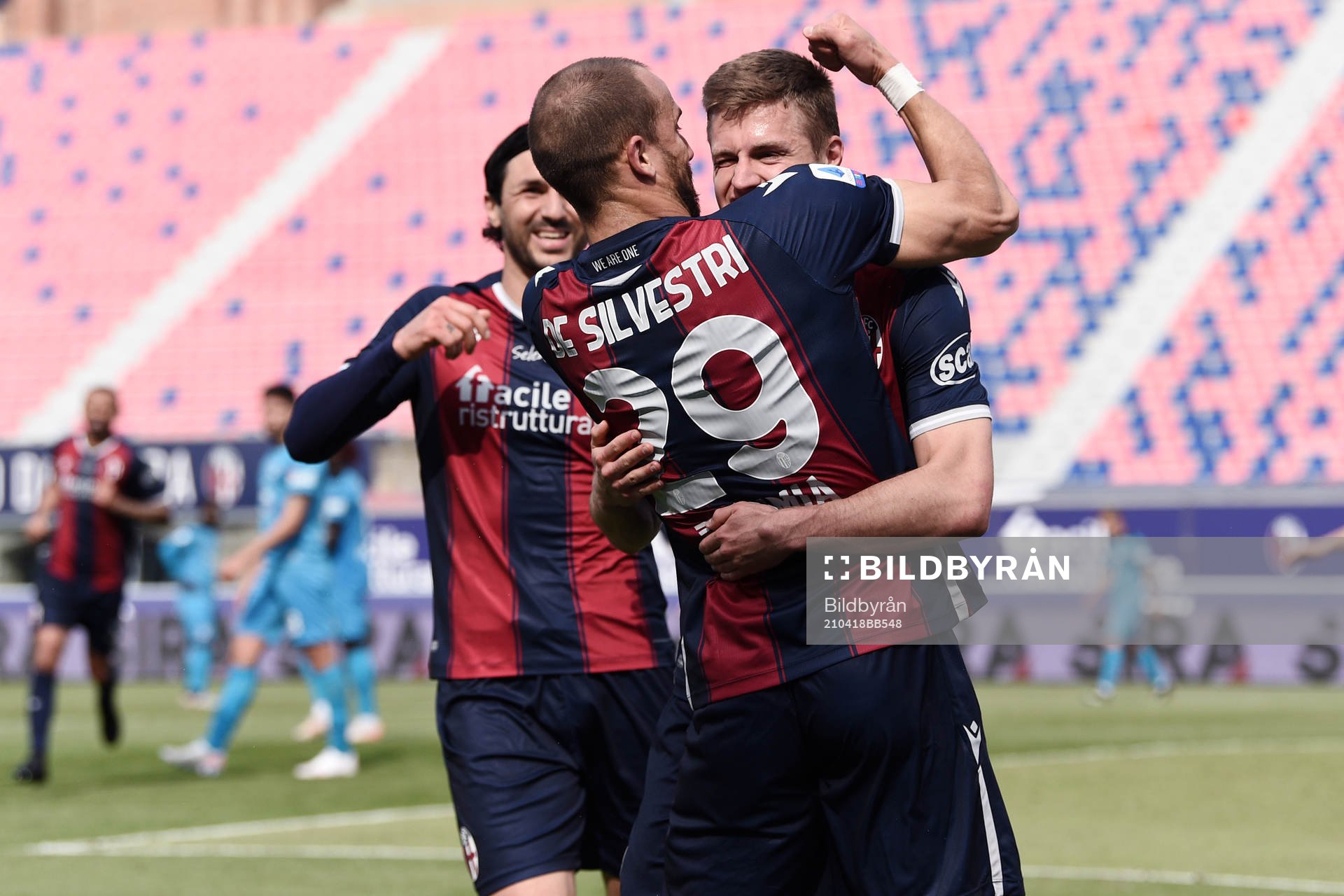 Bolognas Mattias Svanberg jublar