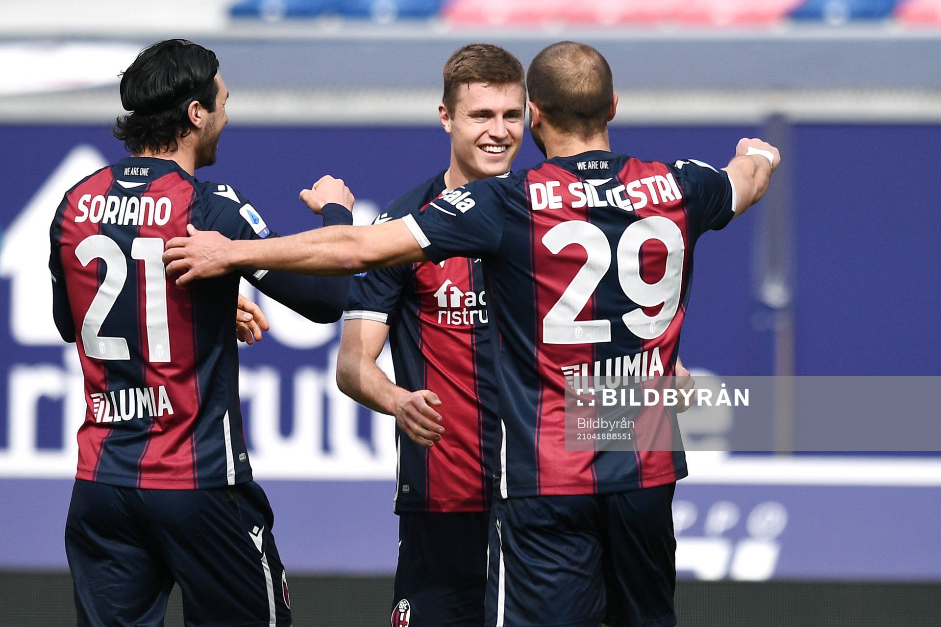 Bolognas Mattias Svanberg jublar