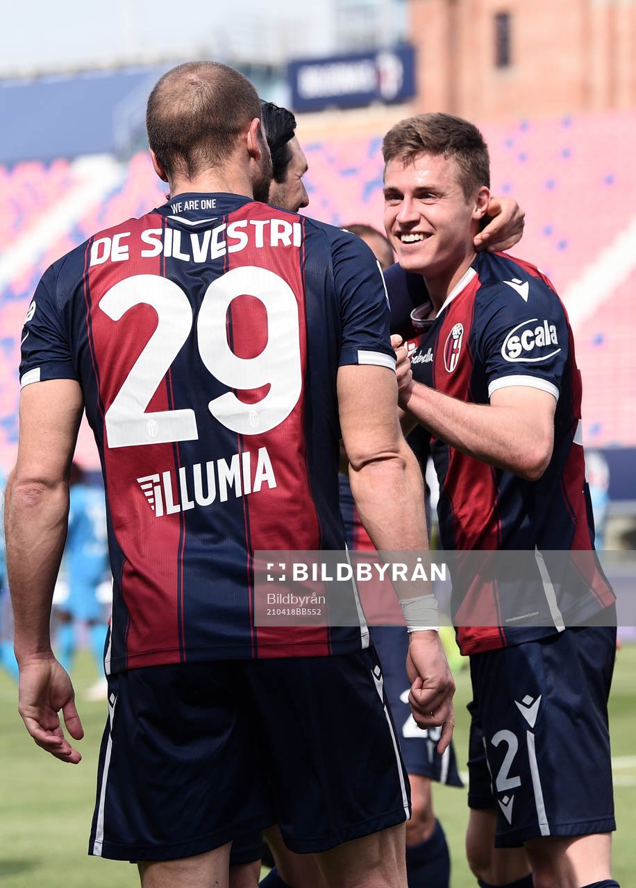 Bolognas Mattias Svanberg jublar