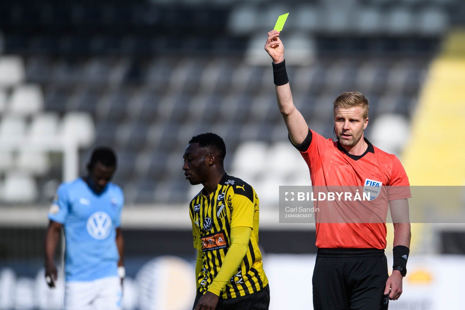 Häckens Benie Adama Traore får gult kort av domare Glenn