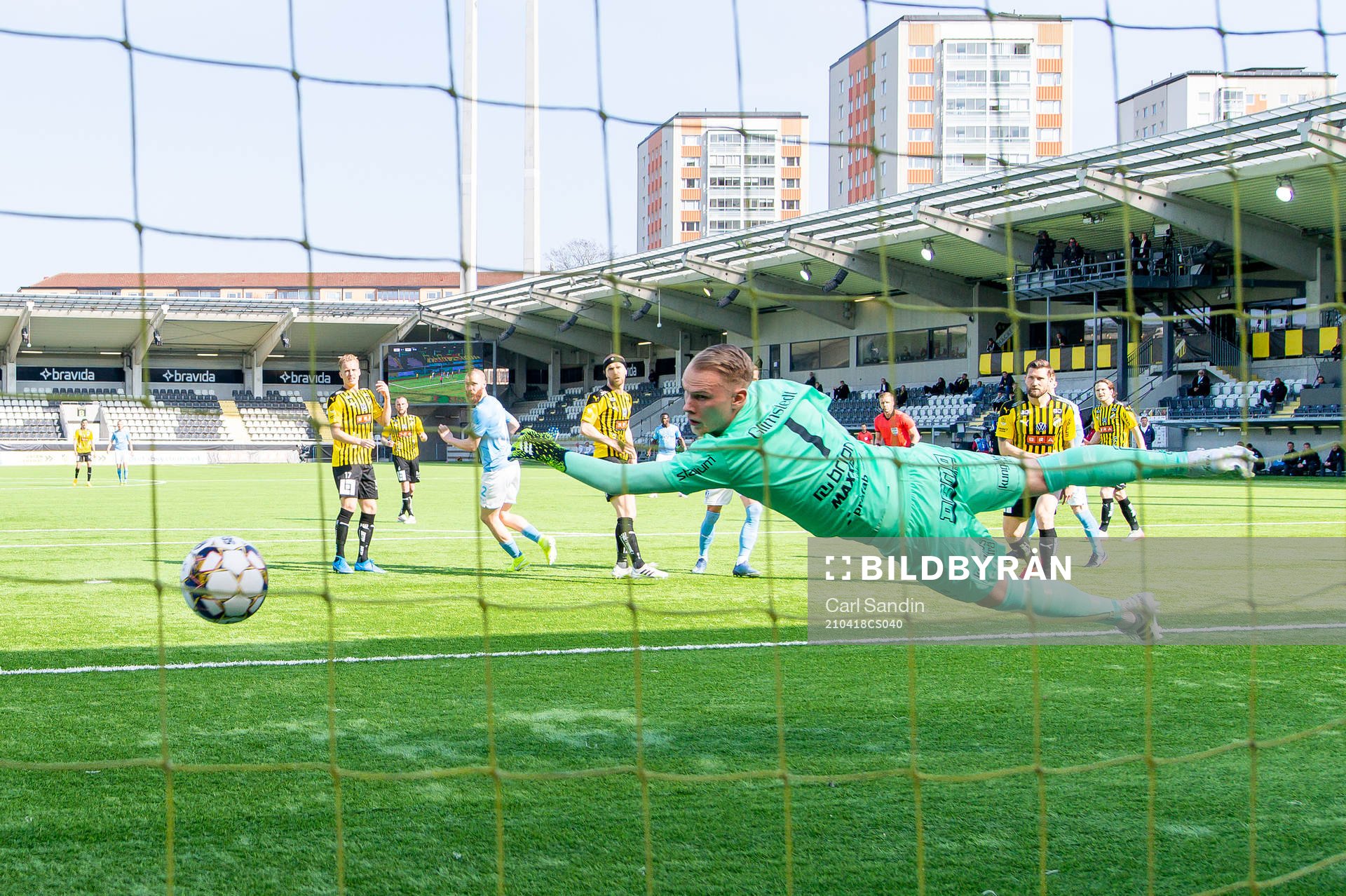 Häckens målvakt Pontus Dahlberg ser ett skott från