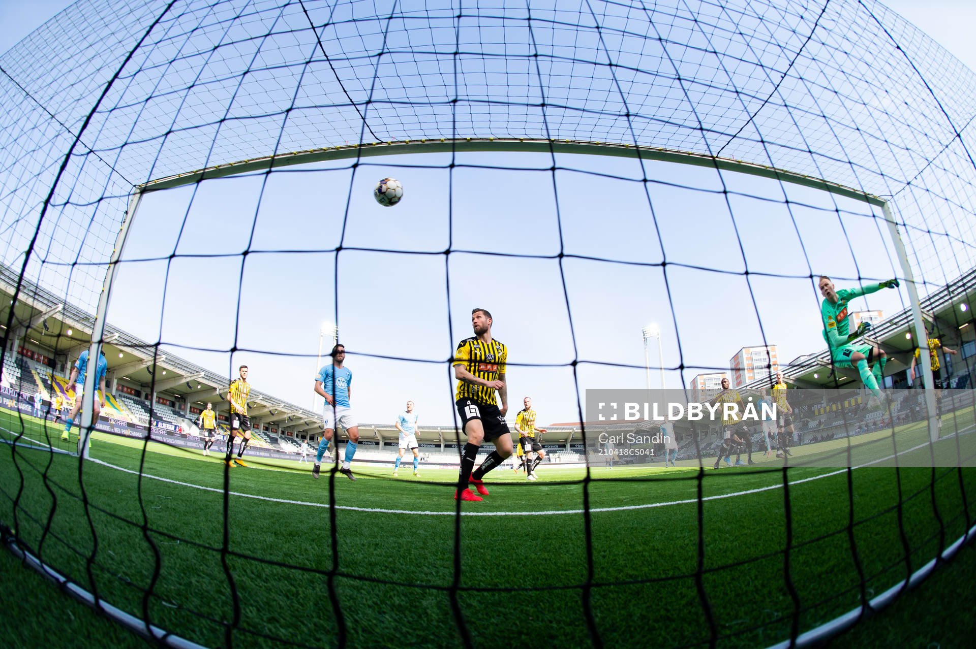 Häckens Joona Toivio och målvakt Pontus Dahlberg ser en