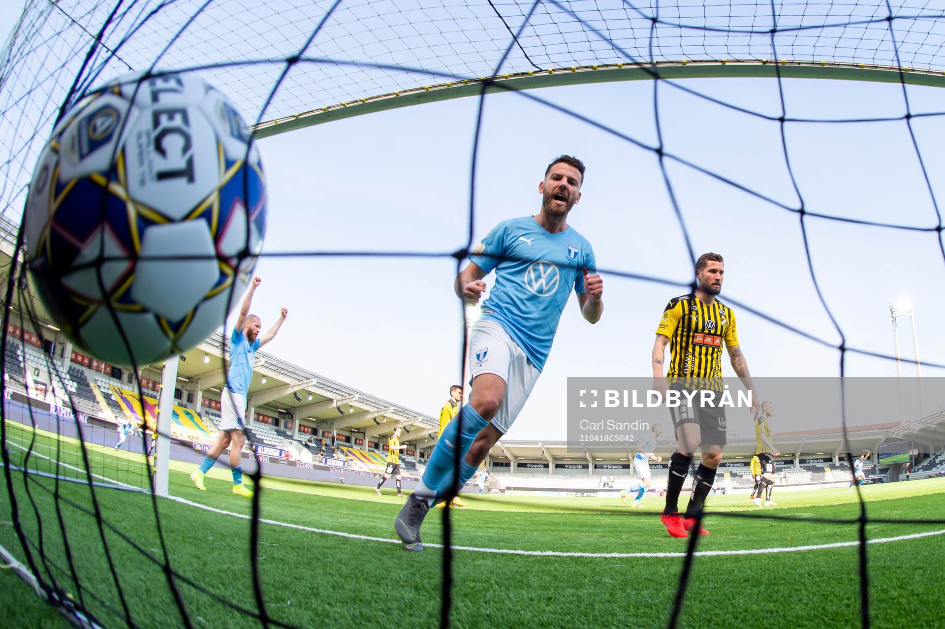 Malmö FFs Erdal Rakip jublar och Häckens Joona Toivio