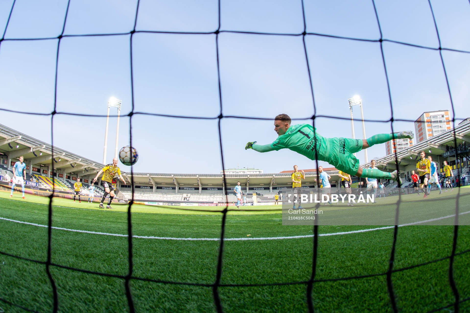 Malmö FFs Sören Rieks (ej i bild) gör 0-2 bakom Häckens