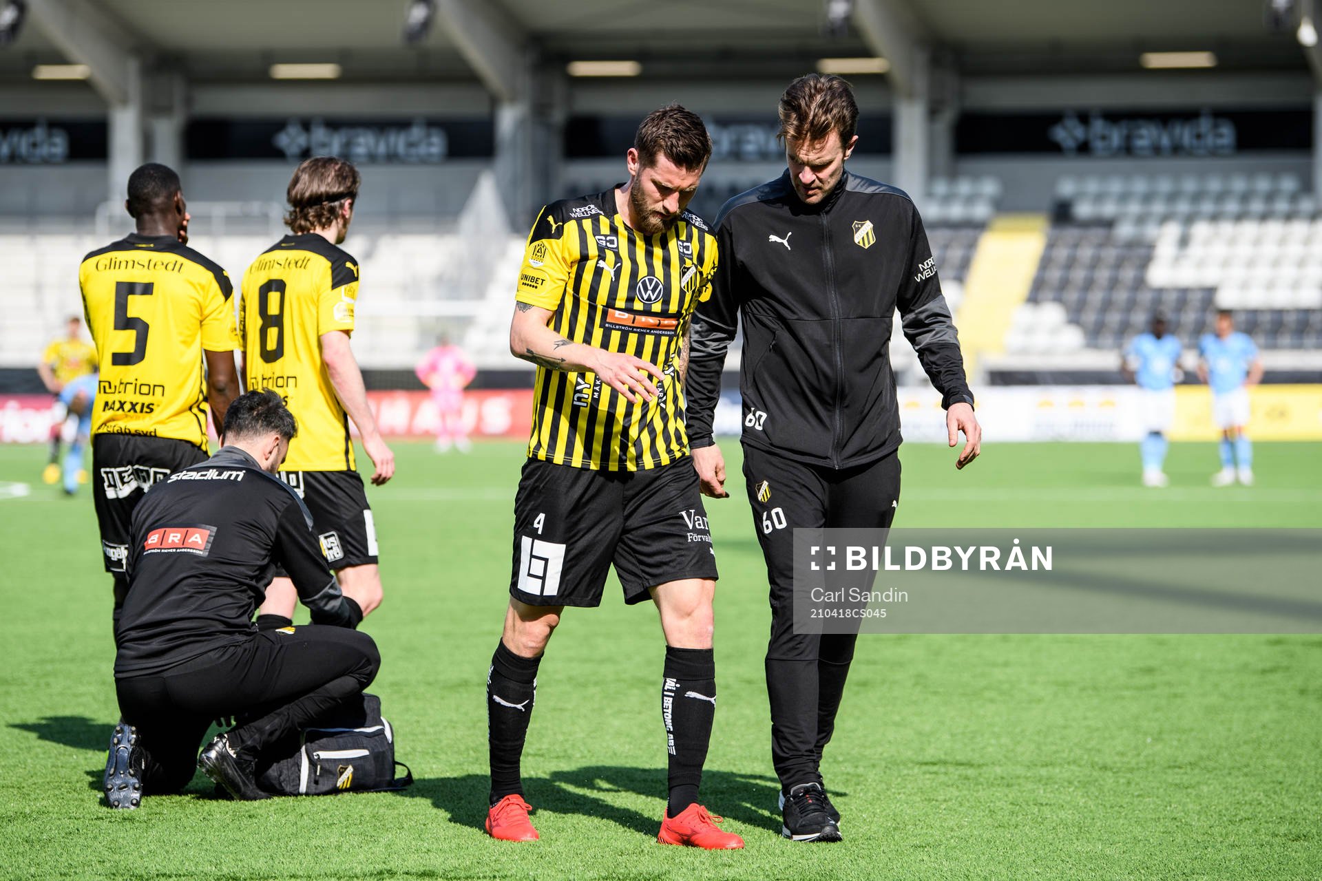 Häckens Joona Toivio får hjälp av planen