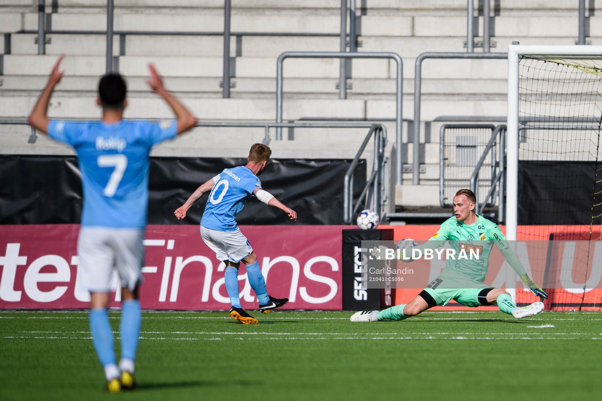 Malmö FFs Anders Christiansen missar en målchans framför